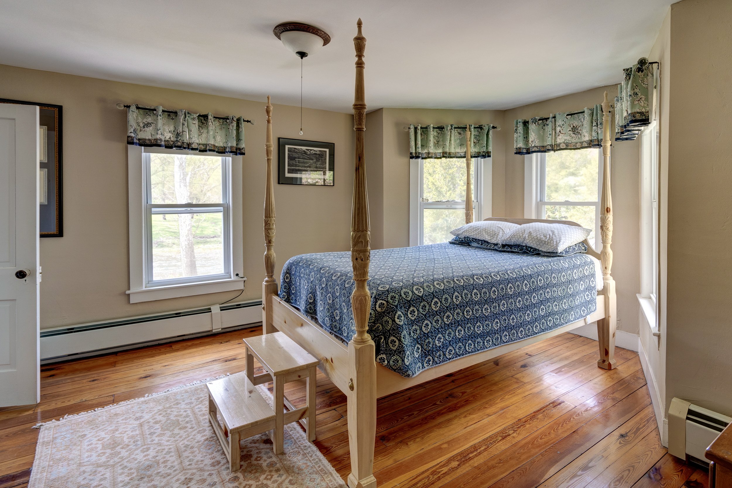 Roscoe house for sale bedroom