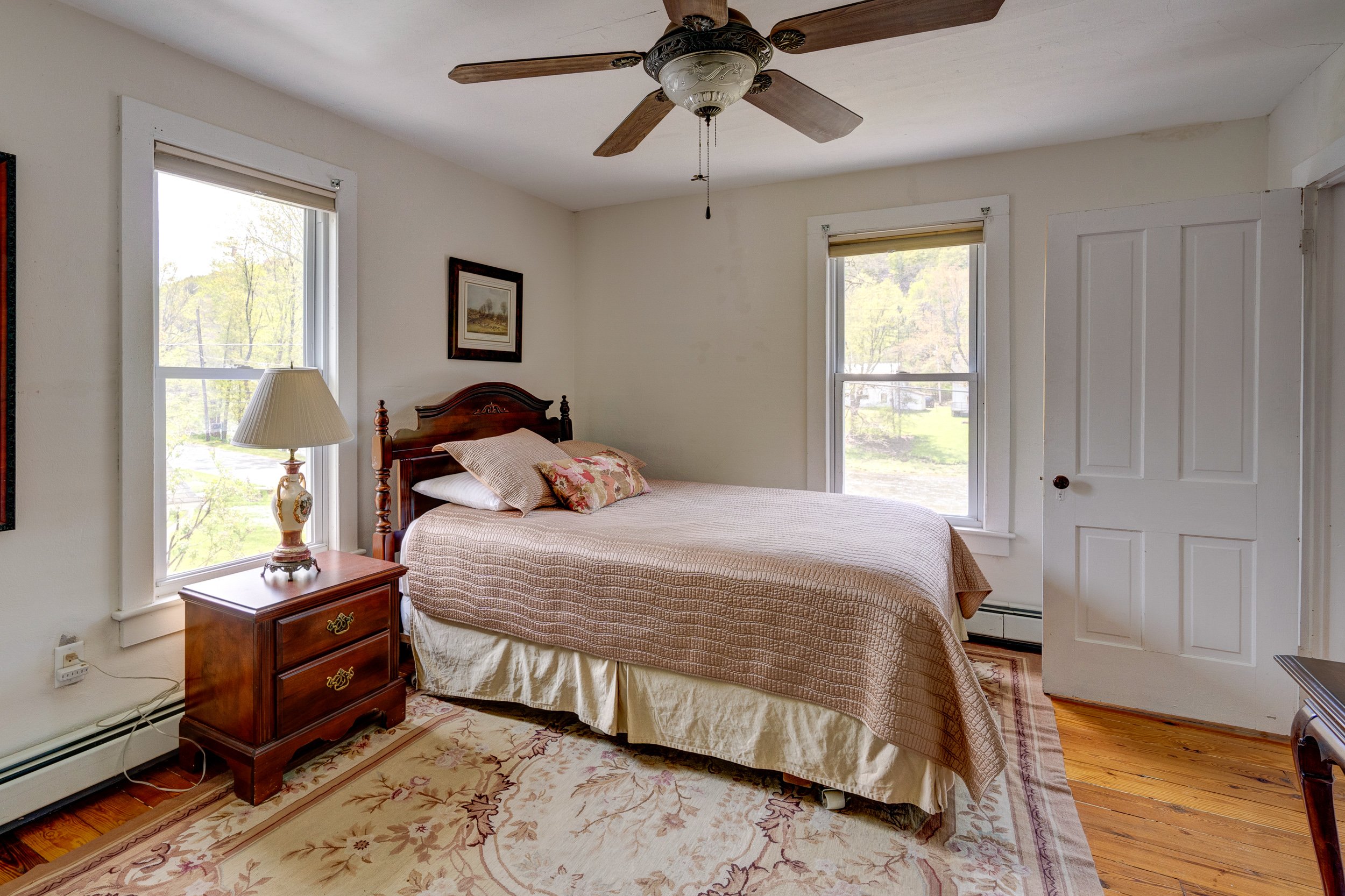 Roscoe house for sale bedroom