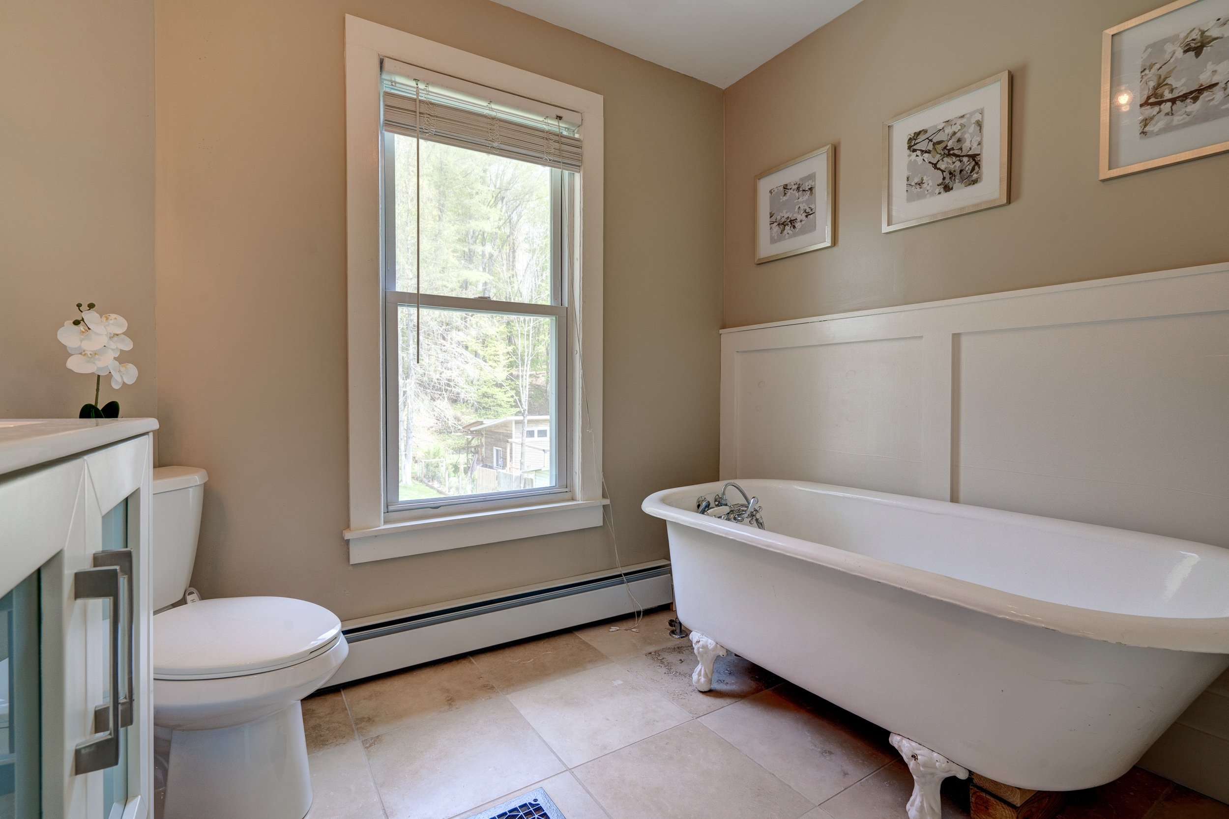 Roscoe house for sale bathroom 