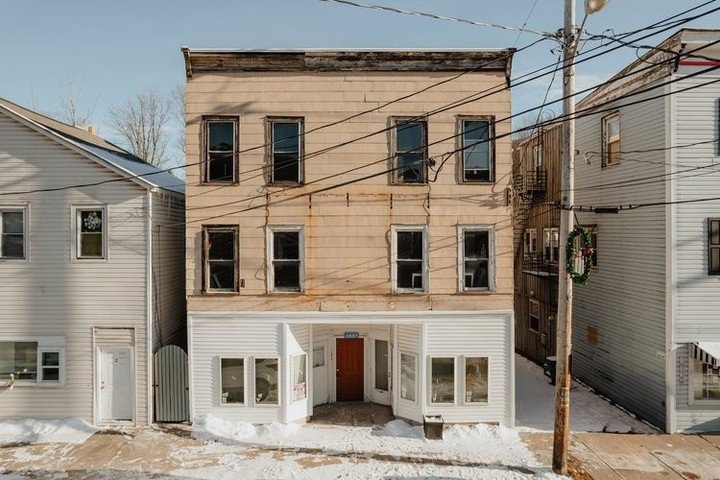 INVESTOR ALERT 💫⁠
⁠
Looking for a way to plug into the continuing expansion of the Sullivan Catskills? Check out this three story mixed use building in the heart of the Village of Jeffersonville. ⁠
⁠
A lot of the preliminary groundwork has been comp