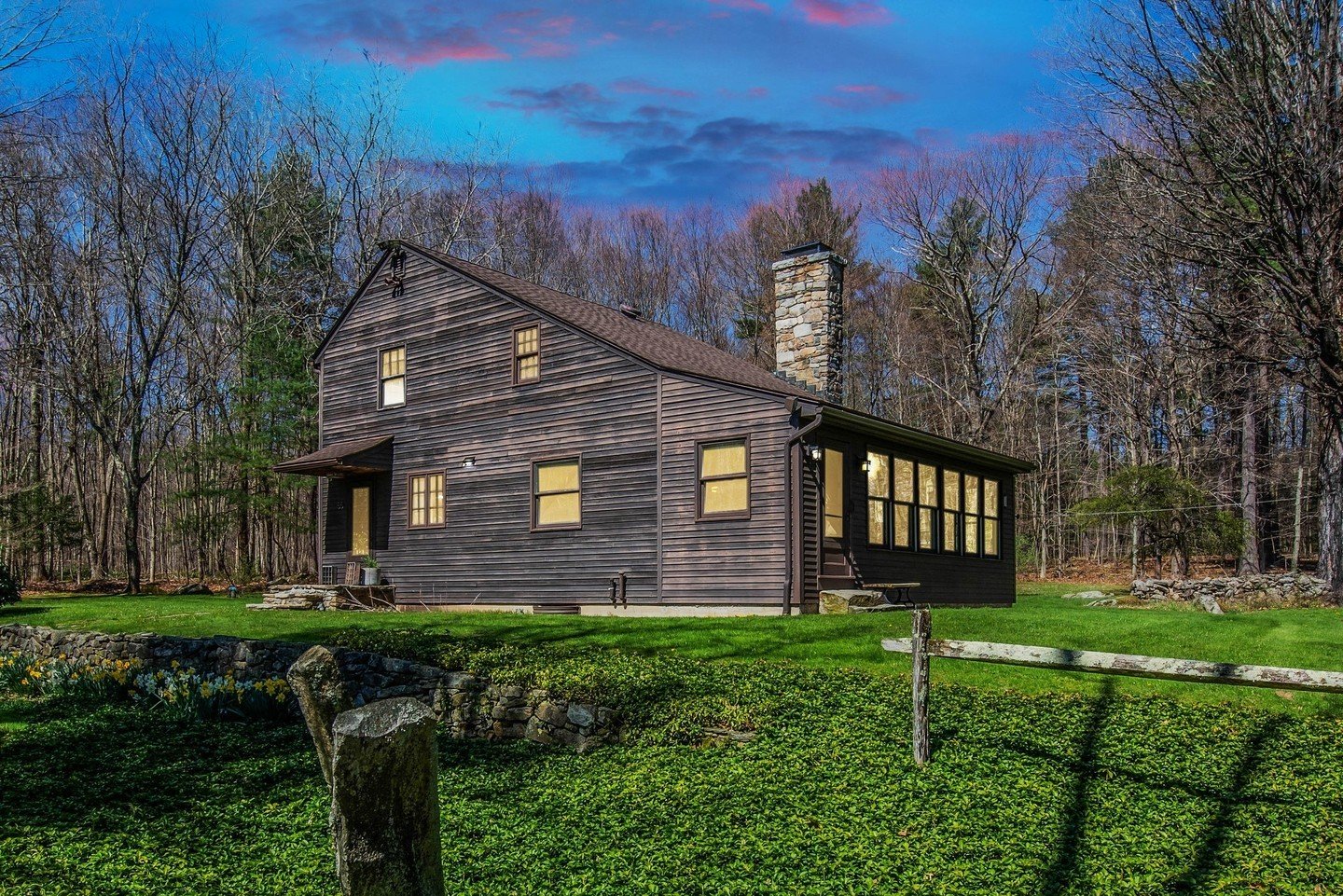 NEW: Litchfield County, CT Saltbox 💫⁠
⁠
Country House is thrilled to bring you its first listing in Connecticut, and we think you'll be charmed by its New England vibes and luxurious appointments. This 3 bedroom, 2 bath home is blissfully set in an 