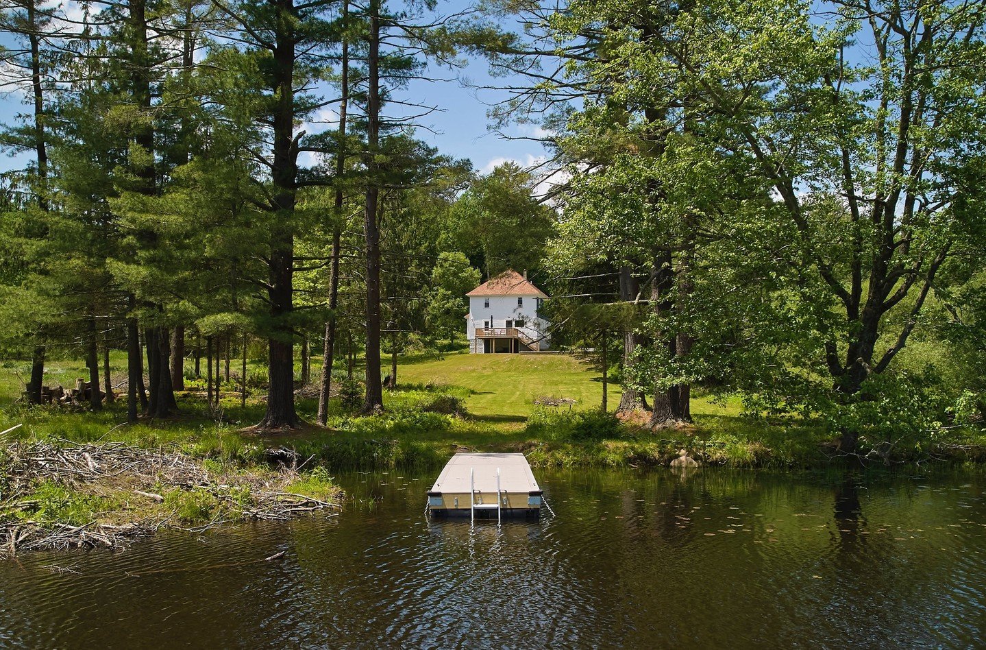 💫TWO FAB LAKEFRONTS: TURNKEY AND HANDYMAN⁠
⁠
OK people, this is going to be short. I have Lyme, Tessa likely has Covid, so energy for Insta is minimal. But JD has served up two adjacent (and separate) lakefront listings in Kenoza Lake that are worth