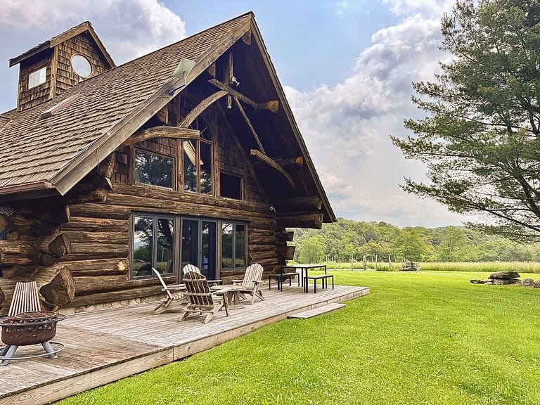 NEW: PEACEFUL SANCTUARY ON 44 ACRES 💫⁠
⁠
Meadow Lodge offers an exceptional Catskills experience, with an upgraded Adirondack-style mountain cabin on sprawling acreage with panoramic views. ⁠
⁠
There are 3 bedrooms, 2.5 baths and impressive Great Ro