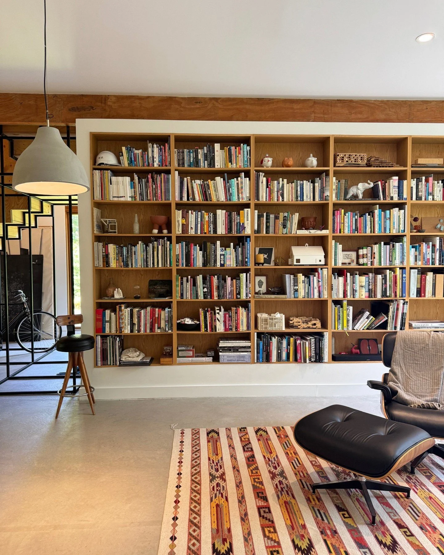 💫 KERHONKSON⁠ L-T RENTAL
⁠
At the end of a long, winding driveway, a former horse barn has been reborn into a one-of-a-kind upstate retreat. Set on 17 acres of woods in Kerhonkson, this 3,700-square-foot hideaway was designed for living big and unwi
