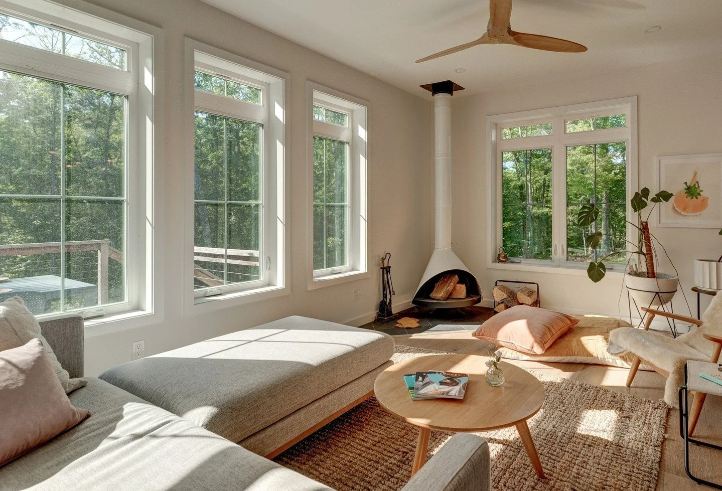 💫 NEW: Between the river hamlets of Callicoon and Narrowsburg, where ten wooded acres offer both privacy and connection, this modern country home was designed to make Catskills living easy, sustainable, and endlessly inviting.⁠
⁠
At its heart is the