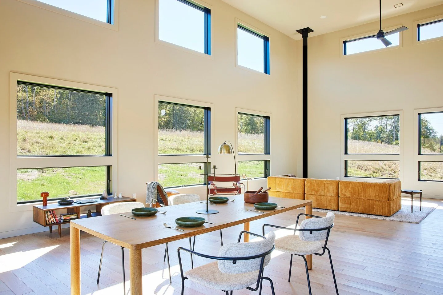 💫 NEW: On a quiet three-acre meadow in the Western Catskills, Buddenhagen Barn offers a modern take on country living, where sweeping views and thoughtful design create an easy, year-round retreat.⁠
⁠
Inside, soaring ceilings and picture windows flo