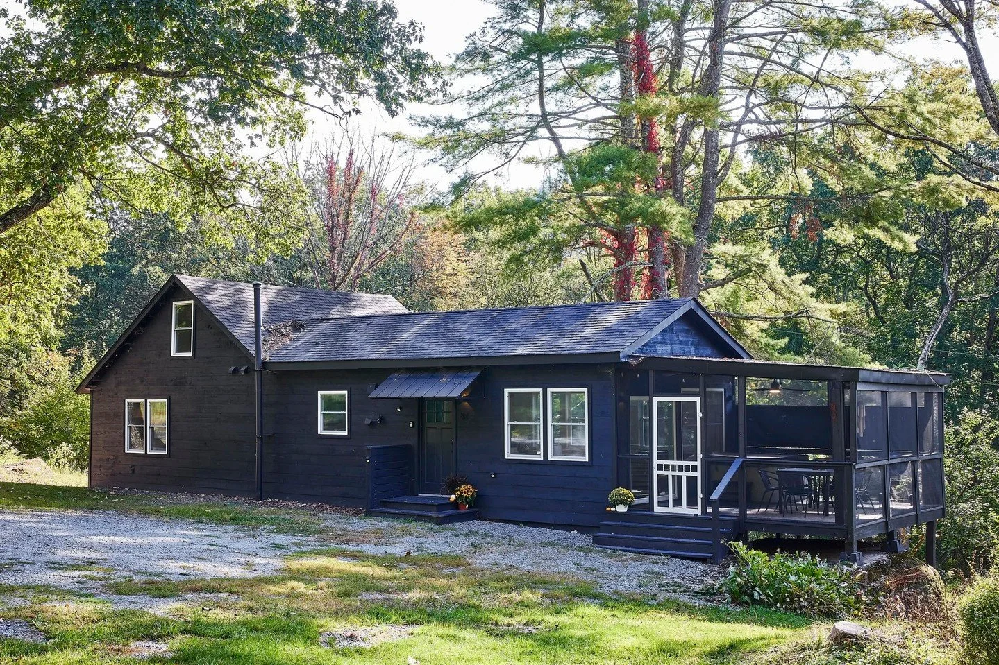 💫 NEW: Oak Ridge is a charming turnkey Catskills cottage. Set on five private acres just minutes from delightful Callicoon, the property is surrounded by stately trees, including oak, apple, and pear, that frame its modern, inviting exterior.⁠
⁠
The