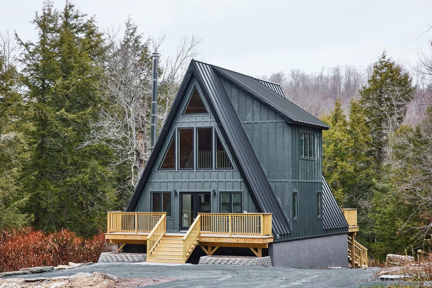 💫NEW A-FRAME! Just completed, this eye-catching A-frame with all the desirable stylistic touches is also conveniently located just 6 minutes from the artful, buzzy Main Street of Livingston Manor. ⁠
⁠
Vaulted ceilings, floor-to-ceiling windows, and 