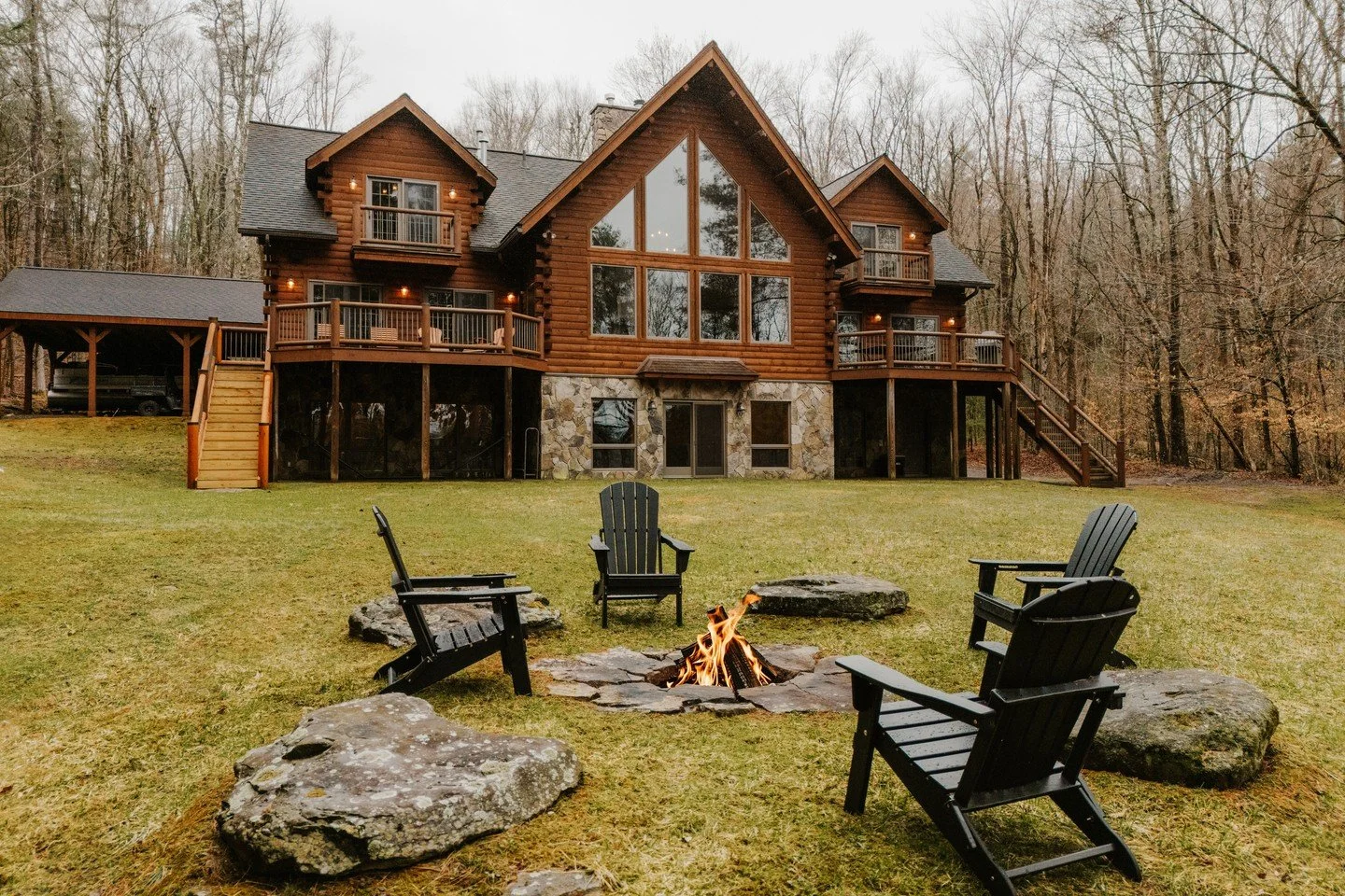 💫 NEW Dramatic Woodstone Lodge is an idyllic setting for memorable Catskills experiences year round. Privately set on over five acres, with a long deck that reaches out into the waters of picturesque Swinging Bridge Reservoir, this property is part 