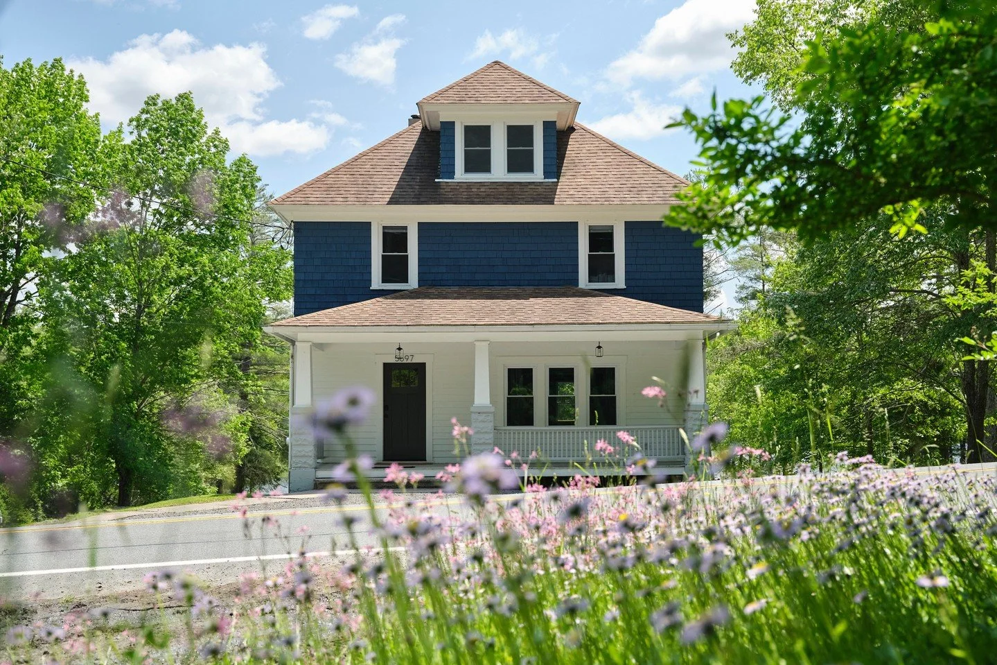 Looking for your Catskills lake house? Kenoza Blue boasts 160 feet of private frontage on Kenoza Lake, with a gently sloping lawn that leads straight to the water, and floating dock.⁠
⁠
This renovated 1920s lakehouse balances classic structure with a