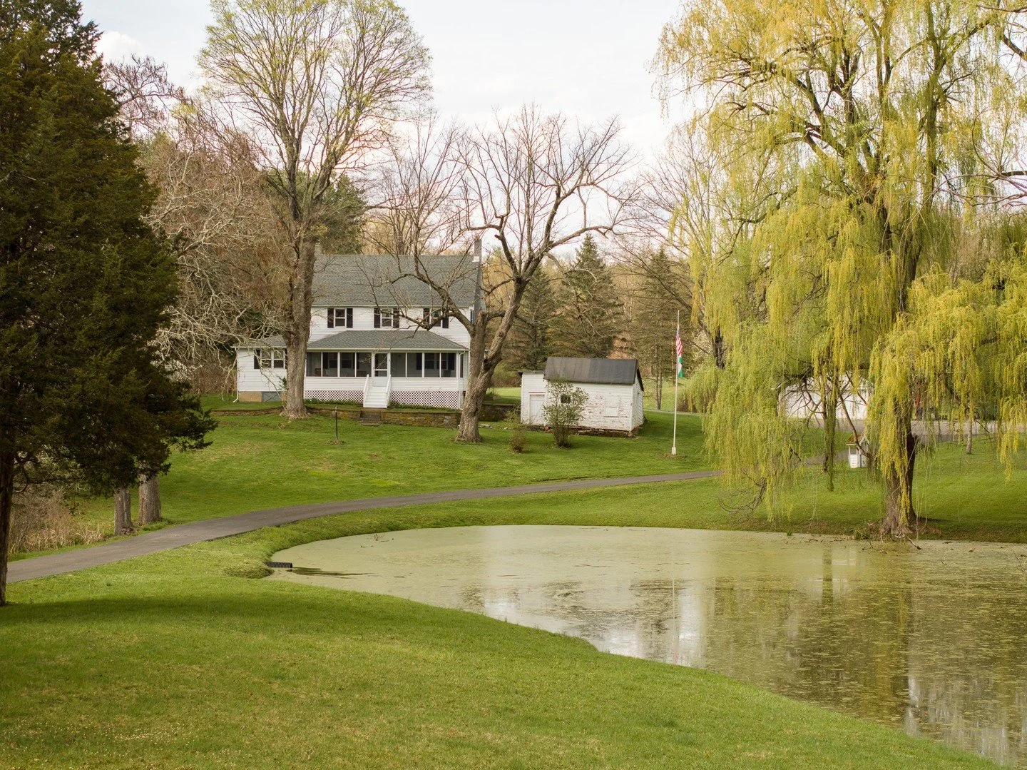 💫 NEW A c.1882 Colonial farmhouse at the end of a tree-lined drive, sitting on 21 acres in Cottekill with a large willow-fringed pond that makes the whole scene feel a little dreamy. Open fields, rolling hills, fruit trees, and wooded privacy make t