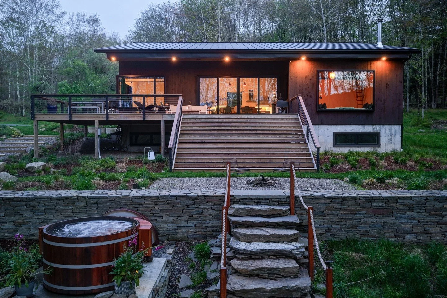 💫NEW You'll want to stop what you're doing and check out this special spot. 360 feet of private Kenoza Lake shoreline, a cedar hot tub tucked into the trees, and a modern lake house. ⁠
⁠
Built in 2022 by Modern Catskills, this Kenoza Lake retreat si