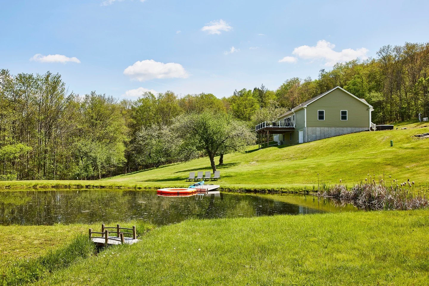 💫 NEW Hunter House sits on 17 acres in Parksville with a private swimming pond, panoramic ridgeline views, and Catskill Forever Wild forest starting right at the property line. Built in 2019 and fully restyled since 2022, it has the kind of setup th