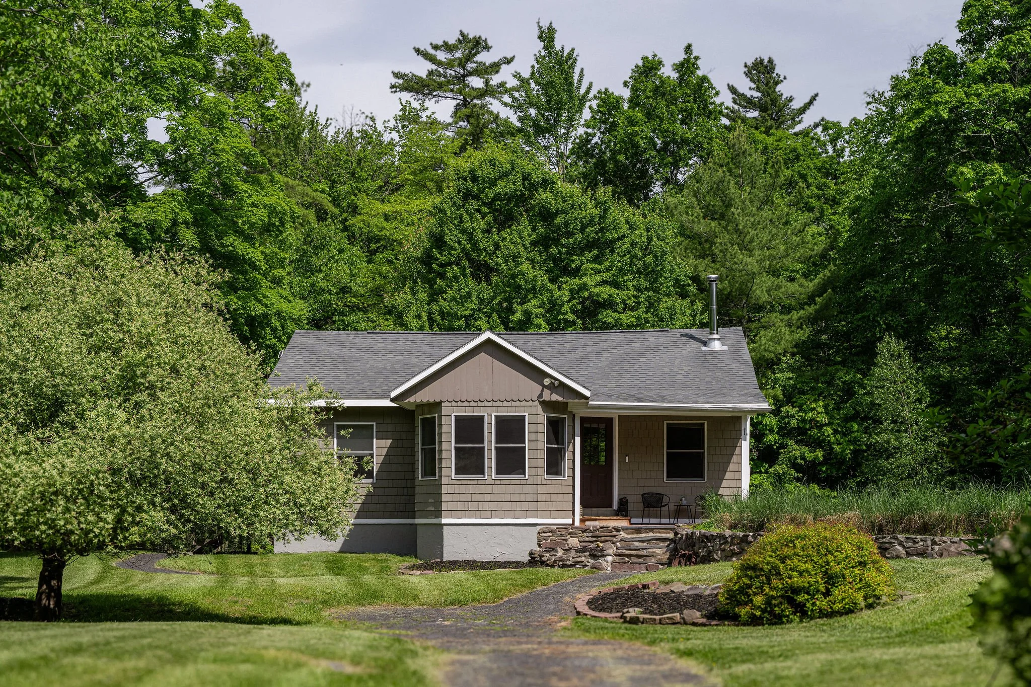 2026-05-CountryHouse-LeedsCabin-JdGluckstern-LawrenceBraun-LB4_5475-5475-019.jpg