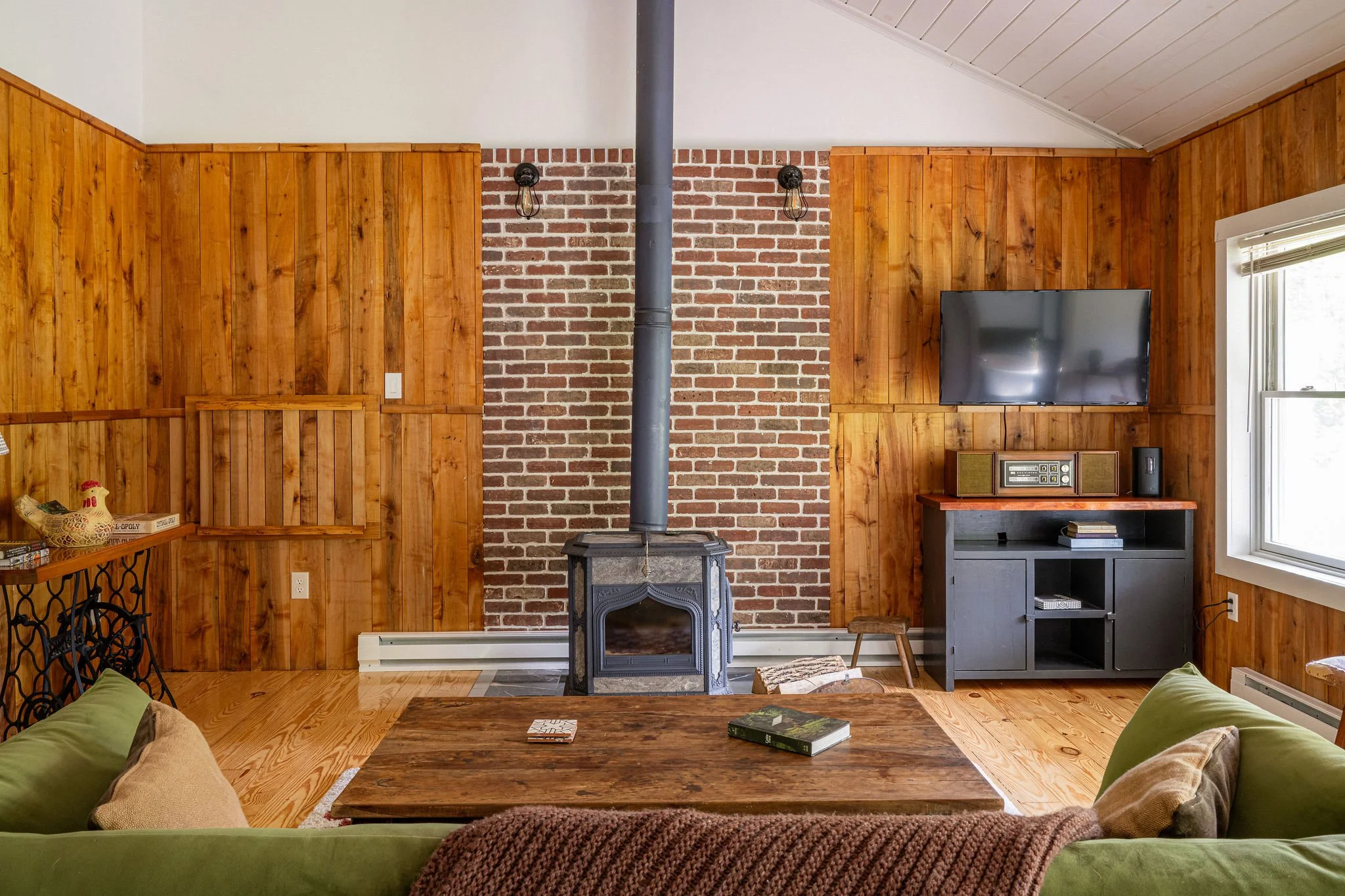 2026-05-CountryHouse-LeedsCabin-JdGluckstern-LawrenceBraun-LB4_5495-5495-027.jpg