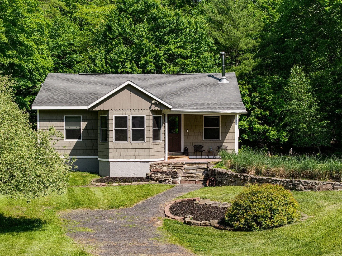 💫 NEW Catnap Cottage is a real treat, set at the end of a winding country road in Leeds on 11.5 acres of meadows, ponds, streams, and woodland. The centerpiece is a lily pad pond with a weeping willow island in the middle. Mature maples dot the roll
