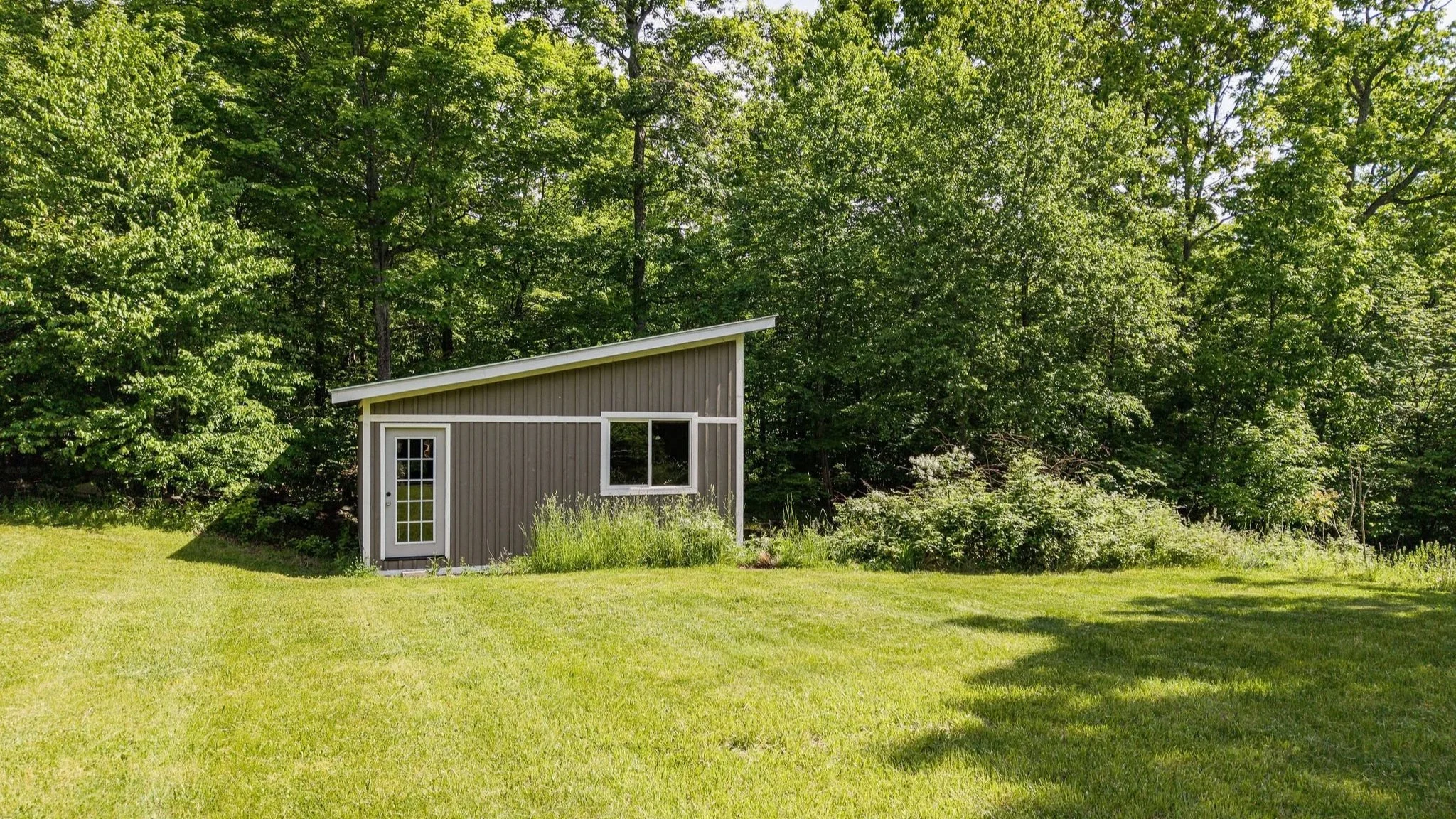 2026-05-CountryHouse-LeedsCabin-JdGluckstern-LawrenceBraun-DJI_20260517111250_0066_D--010.jpg