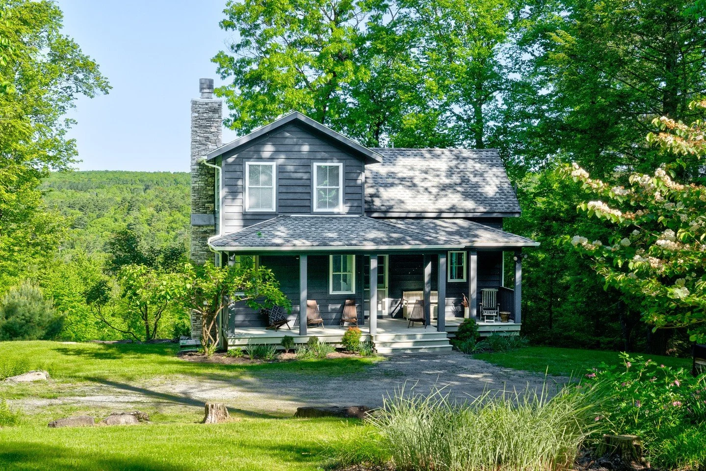 💫 NEW Long westerly views, a dead-end road, and 6.83 acres in Narrowsburg, Ridgeview is a 2009 Catskill Farms build that is drenched in natural light.⁠
⁠
A centerpiece stone wood-burning fireplace warms the living room through the colder months and 