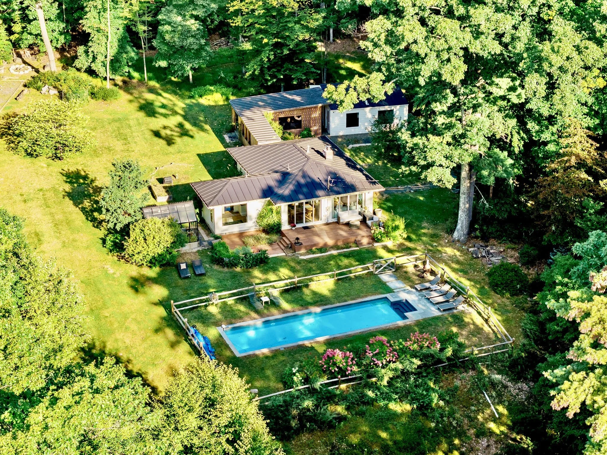 Whispering Flora Cottage + Guesthouse: Kerhonkson, NY