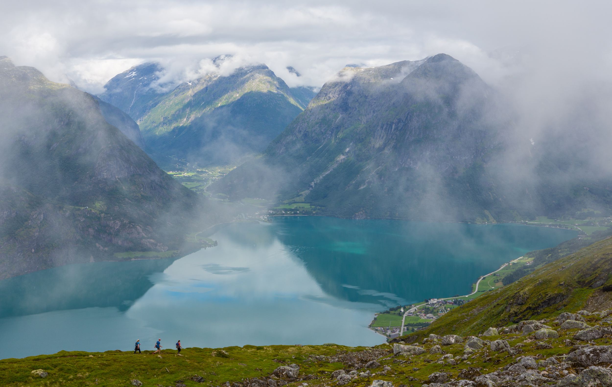 Oppstrynsvatnet, Hjelle og Fosnes