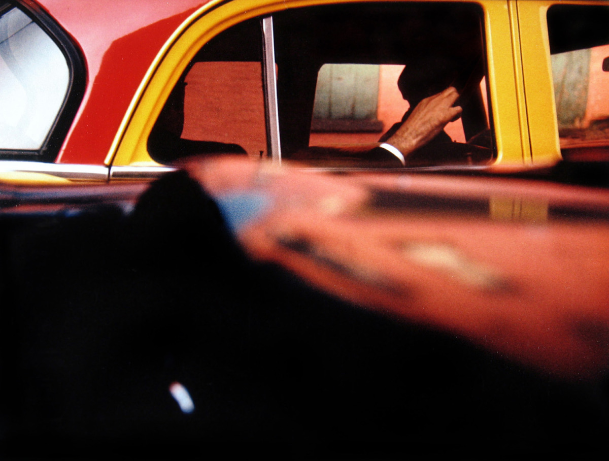 Photo by © Saul Leiter งานของ Saul ไม่ได้เน้นที่คอนเทนต์ที่โดดเด่น แต่เน้นการใช้สี / กราฟฟิค และเฟรมภาพที่ไม่เหมือนใคร ด้วยเลนส์ Tele ที่ปกติไม่มีช่างภาพสตรีทใช้