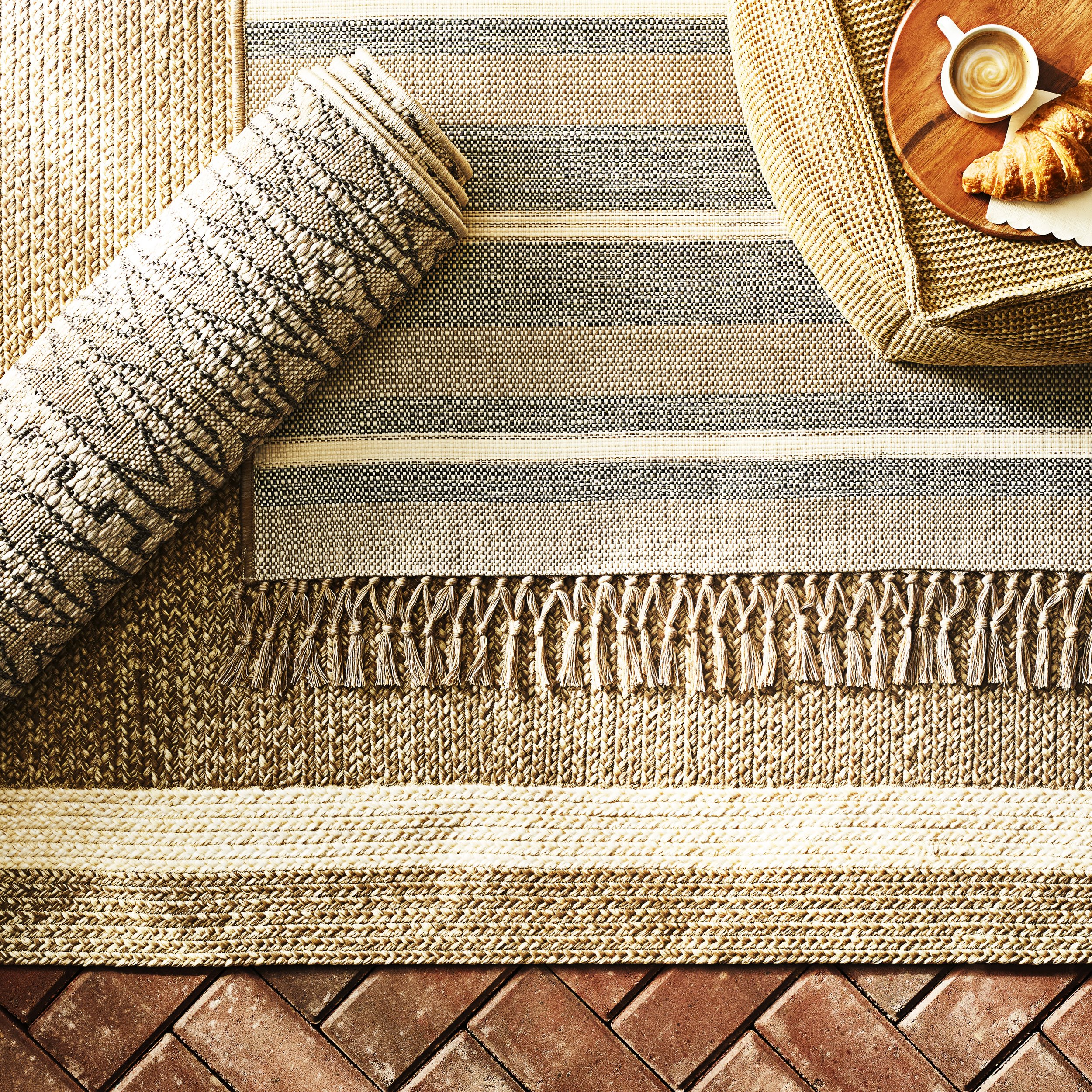C-001946-01- 020_9_OUTDOORRUGS_CLASSICRUGS_JANWK2.jpg