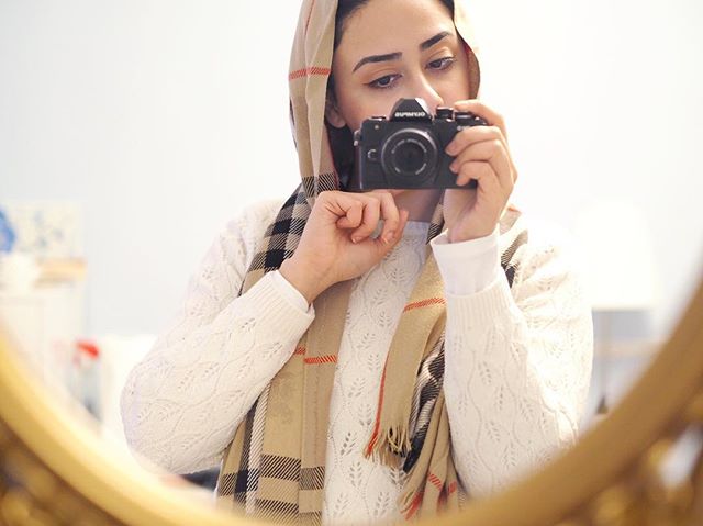 New camera who dis? 💁🏻&zwj;♀️📷 .
.
.
.
.
. #camera #byebyeslr #muslima #hijab #hijabstyle #muslimfashion #iraniangirl #iran #canada #persian #photography #selfie #cameragear #otown