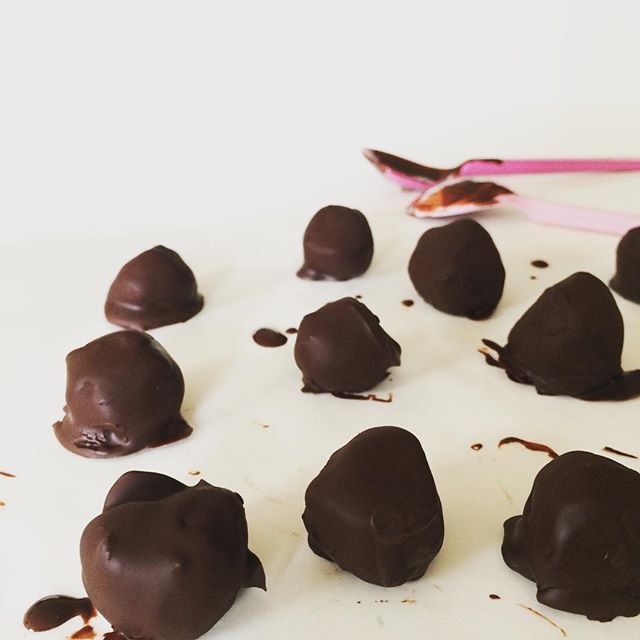 Made_myself_the_salted_abricot_chocolate_caramels_from__hemsleyhemsley_...oh_my...._2_die_for._Can_t_stop_putting_them_in_my_mouth.__healthylifestyle__homemade__sweets__natural__vegan__nosugar__candy_by_bluebellefoodworks.jpg