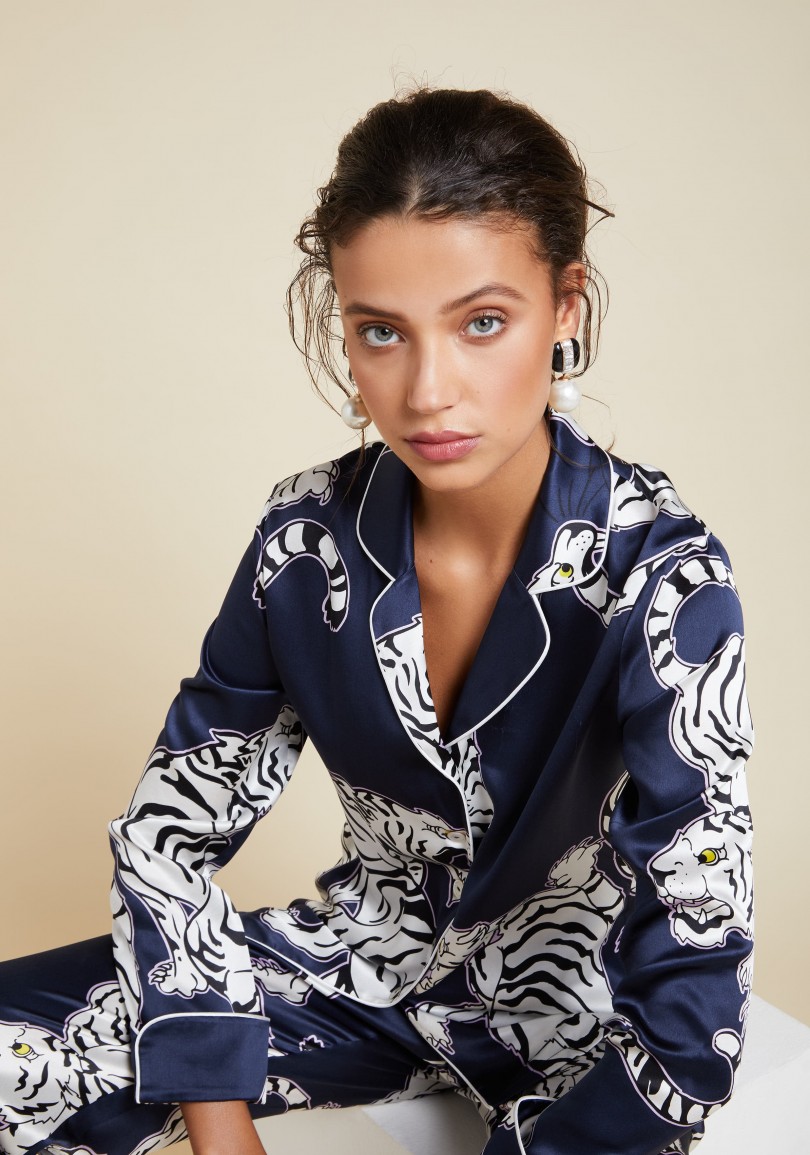 olivia-von-halle-lila-rora-silk-pyjama-navy-styled-aw1801_1.jpg