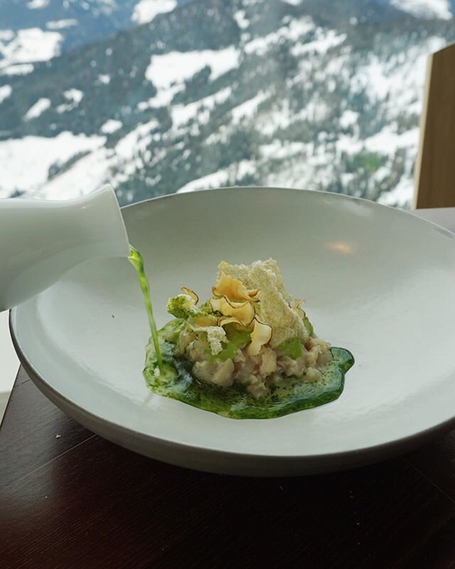 Not your average ski / mountain food! ⛷💯🤩 At @alpinn_food_space_restaurant chef @nniederkofler started with the question of how to contribute to the sustainable growth of the entire planet, and how,  as a chef,  he could promote the protection of t