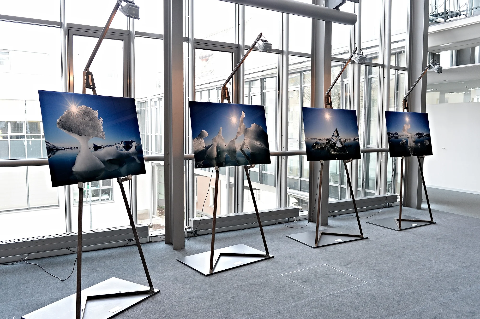 Vier UltraSec® M Prints auf ihren Staffeleien
