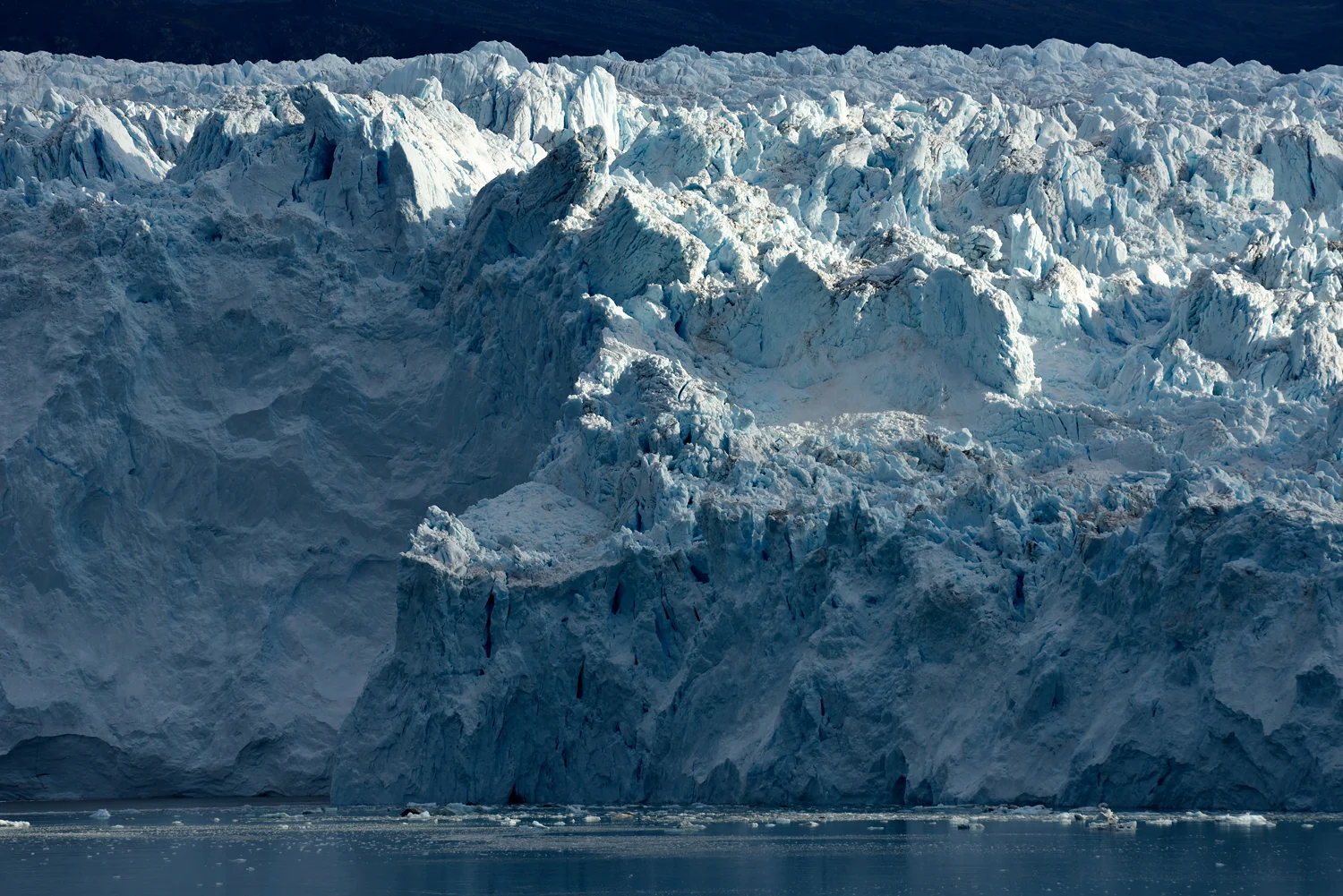 Der Eqi Gletscher im Morgenlicht (Disko-Bay, Grönland) • Nikon D810, Nikon AF-S VR 80-400 @ 400mm, ISO 100, f11, 1/200s, Stativ © Stephan Fürnrohr