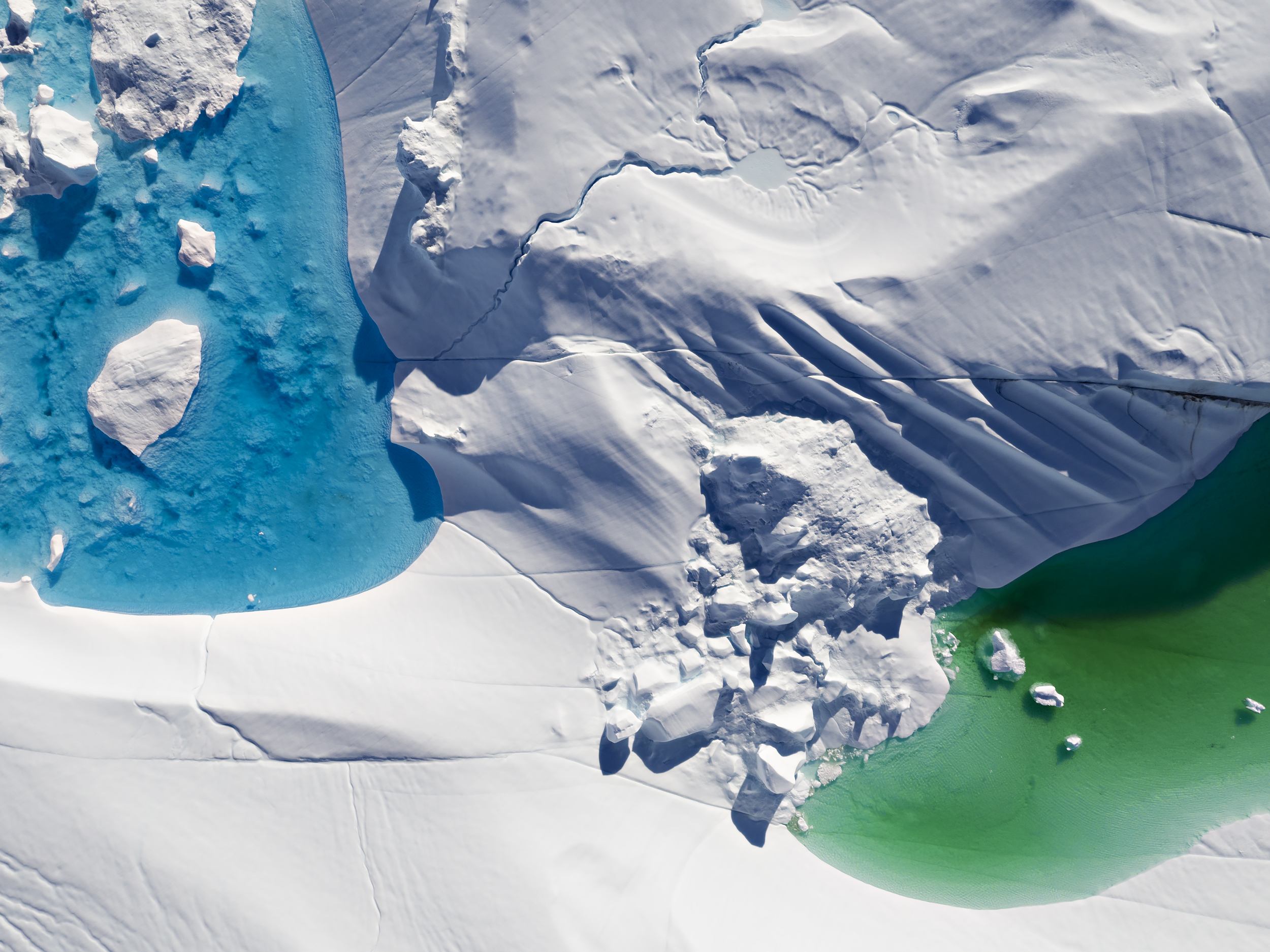 Diese Farbenspiele auf der Oberfläche eines Eisberges bleiben den Augen der Menschen verborgen, sofern sie nicht aus der Luft erkundet werden.