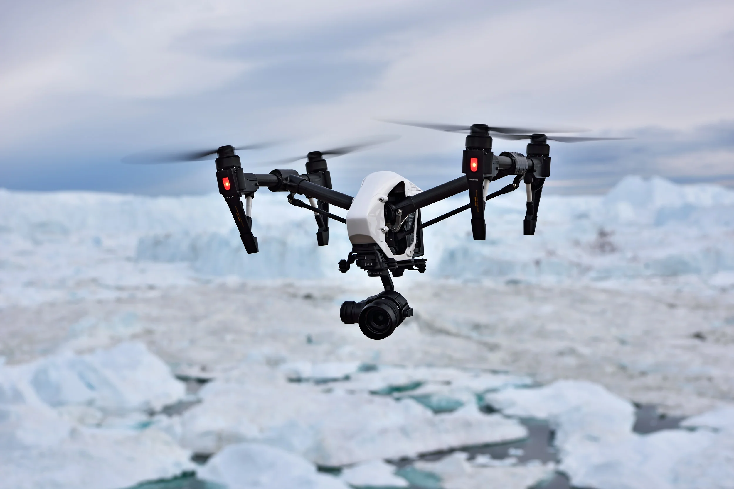 Der Multicopter kehrt von einer erfolgreichen Mission im Eisfjord zurück.