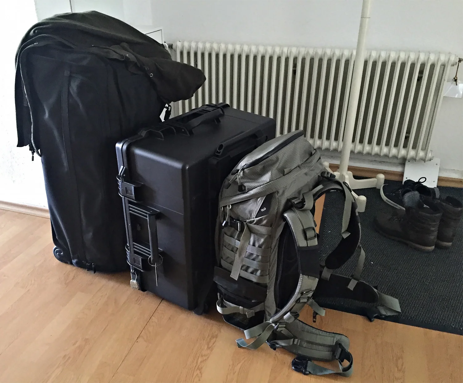 Es gibt nichts geschenkt: Wenn man zusätzlich zu normalem Reisegepäck und einem Fotorucksack eine professionelle Drohne mitnehmen will, sollte man darauf gefasst sein, dass man insgesamt über 60 kg Gepäck mit sich herumschleppt.