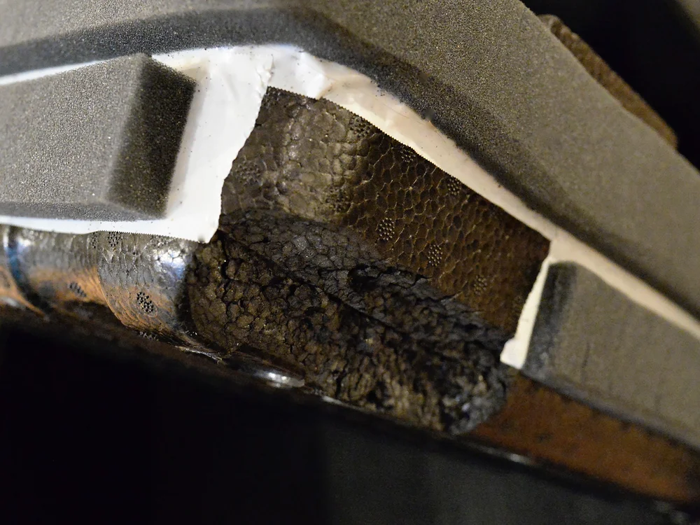 Der DJI Schaumstoff-Einsatz musste mit dem Messer etwas angepasst und mit zusätzlichem Polstermaterial beklebt werden.