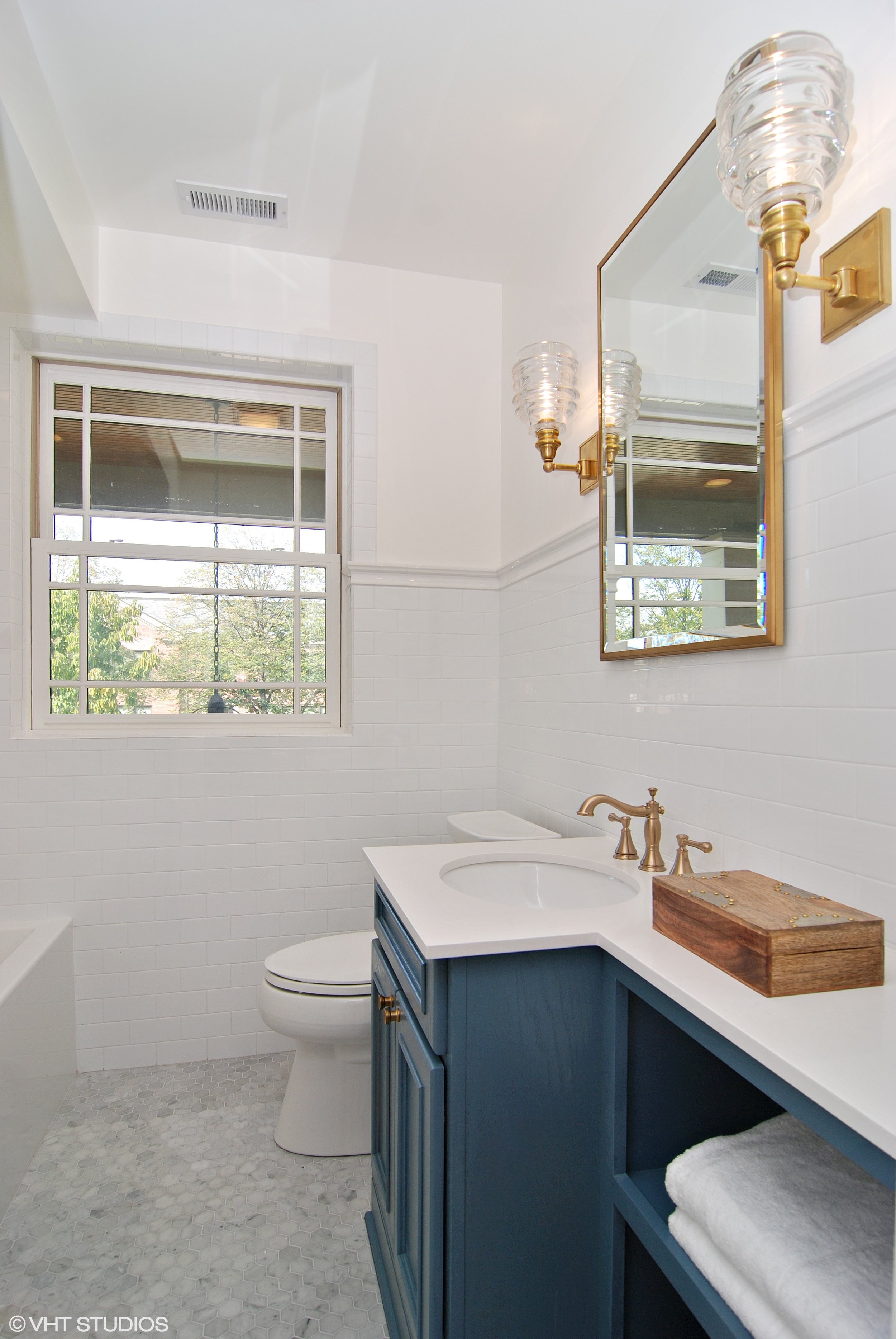 20_1307AshlandAve_8_Bathroom_HiRes.jpg