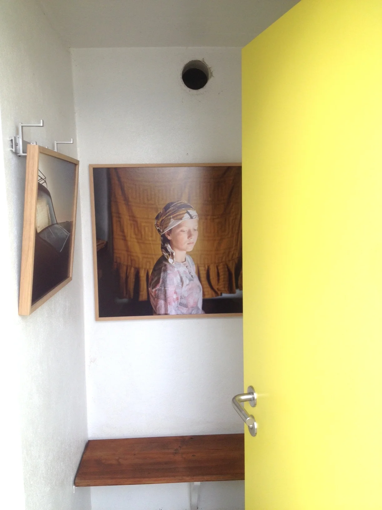 "Avant le jour" et "Elizenda", série "Petite robe de fête" 2013 photo de la cabine réalisée le soir du vernissage. Exposition "Les Cabines", plage de Nyon jusqu'au 28 septembre 2014