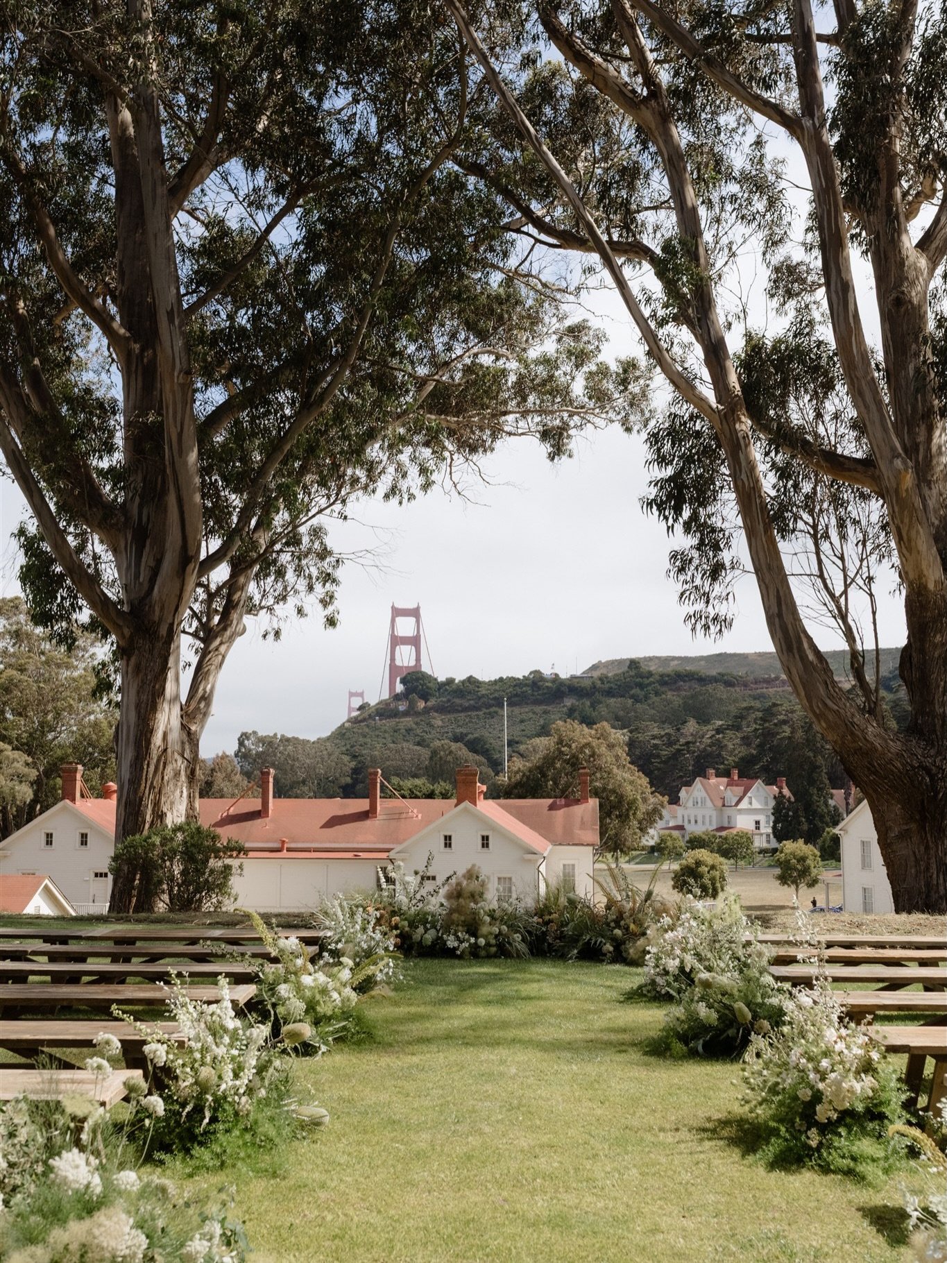 When it all comes together like poetry. Swipe to see the moment we ventured away from our protective rock to attempt a frame with the Golden Gate Bridge. I&rsquo;ve never felt more scared of losing a priceless heirloom veil (or a bride and groom) to 