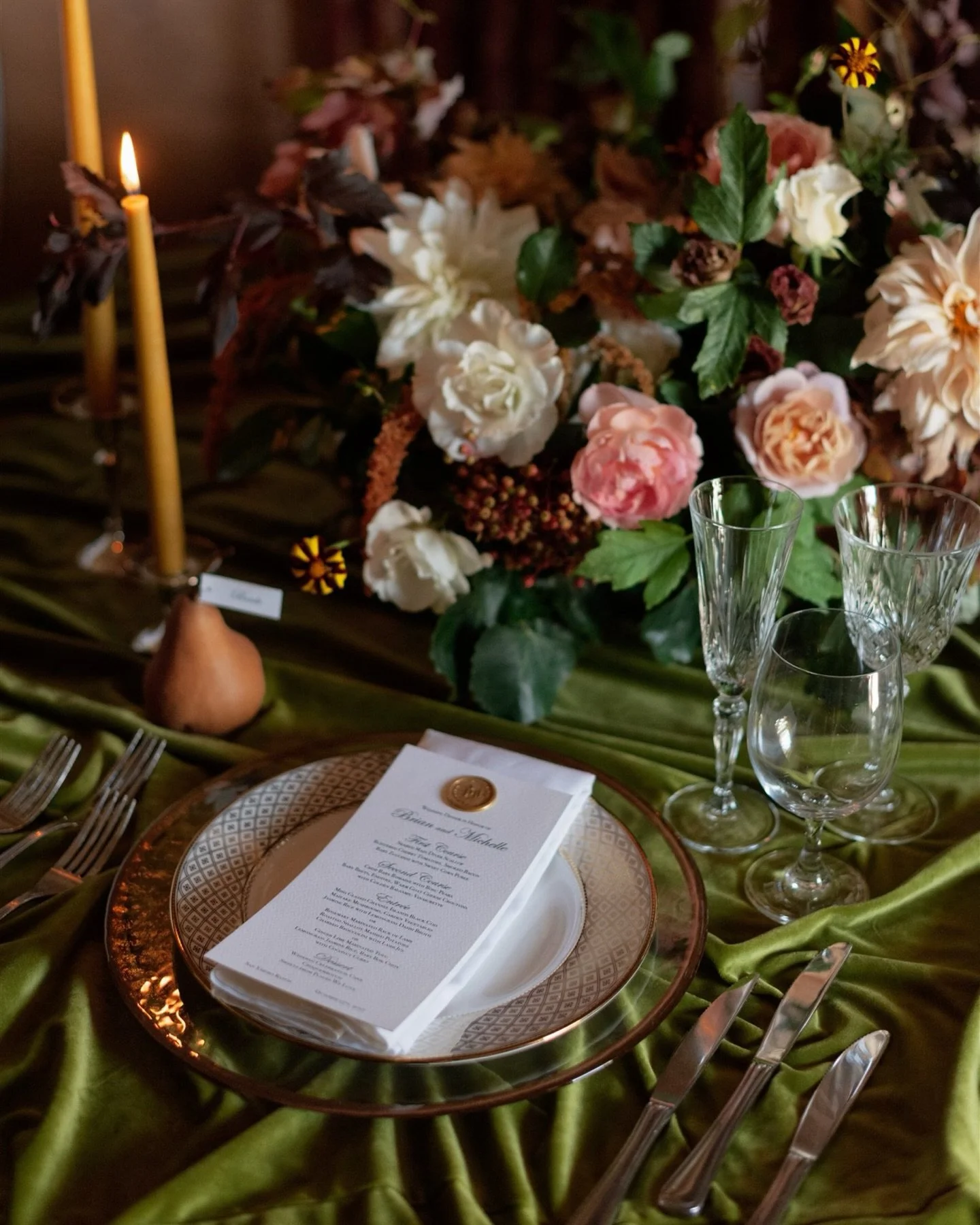 Detail appreciation post. I&rsquo;m not exaggerating when I say I think about this wedding design on a weekly basis. It has withstood the test of time and I&rsquo;m so very grateful that it lives on in these photos. 

Planning &amp; design: @nicolear