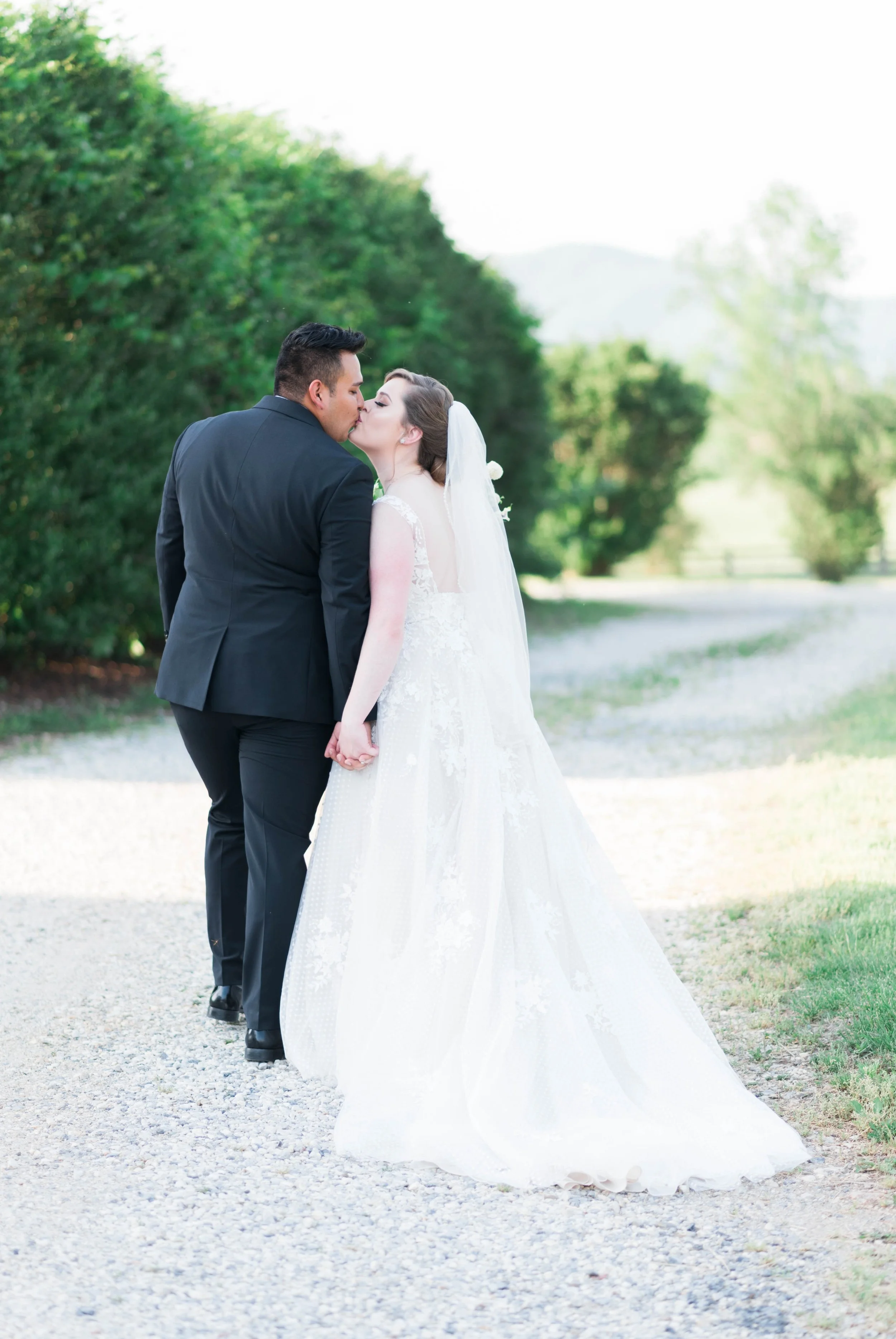 Jillian+Abi_OakridgeEstate_Wedding_VirginiaWeddingPhotographer_SpringWedding 19.jpg