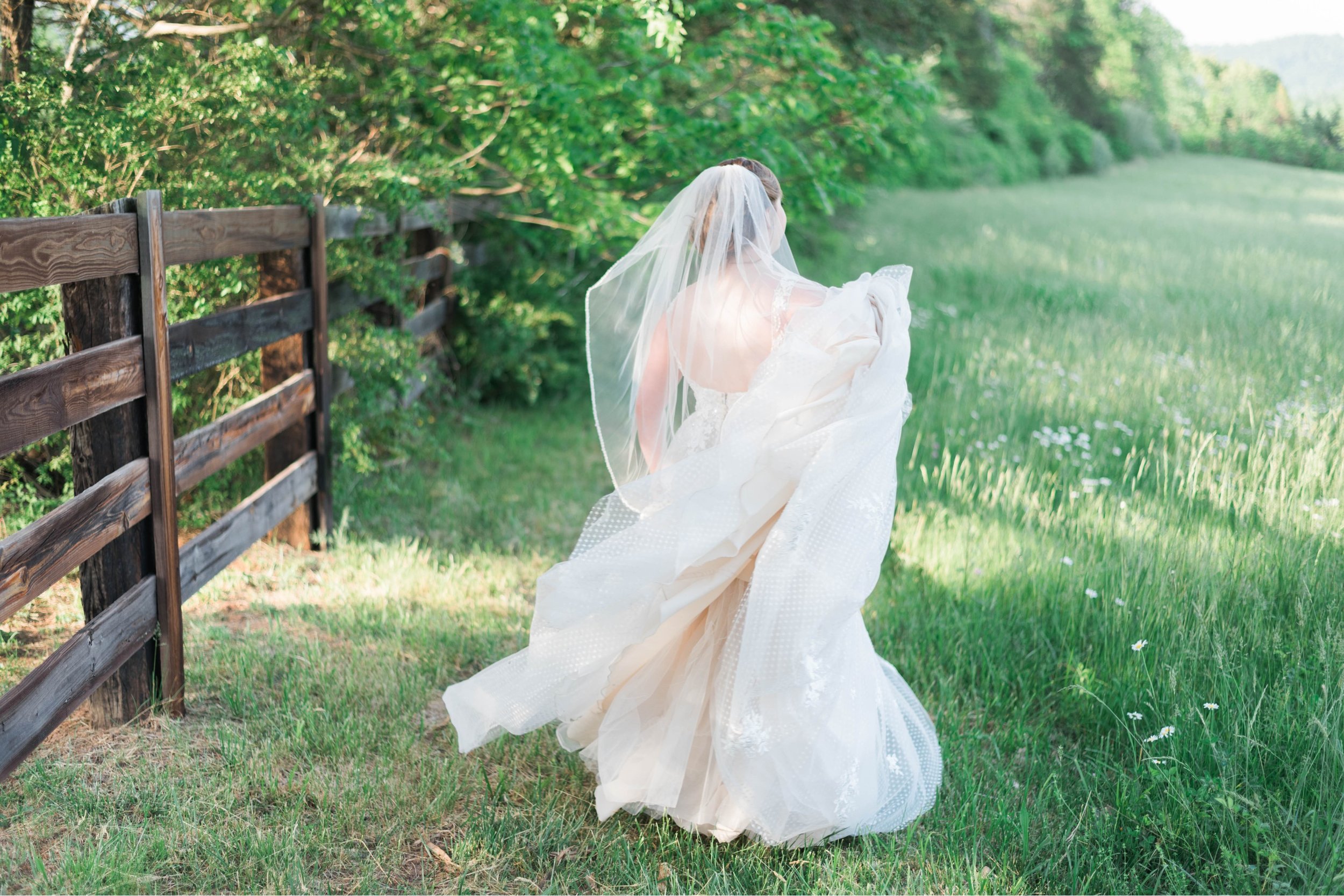 Jillian+Abi_OakridgeEstate_Wedding_VirginiaWeddingPhotographer_SpringWedding 36.jpg