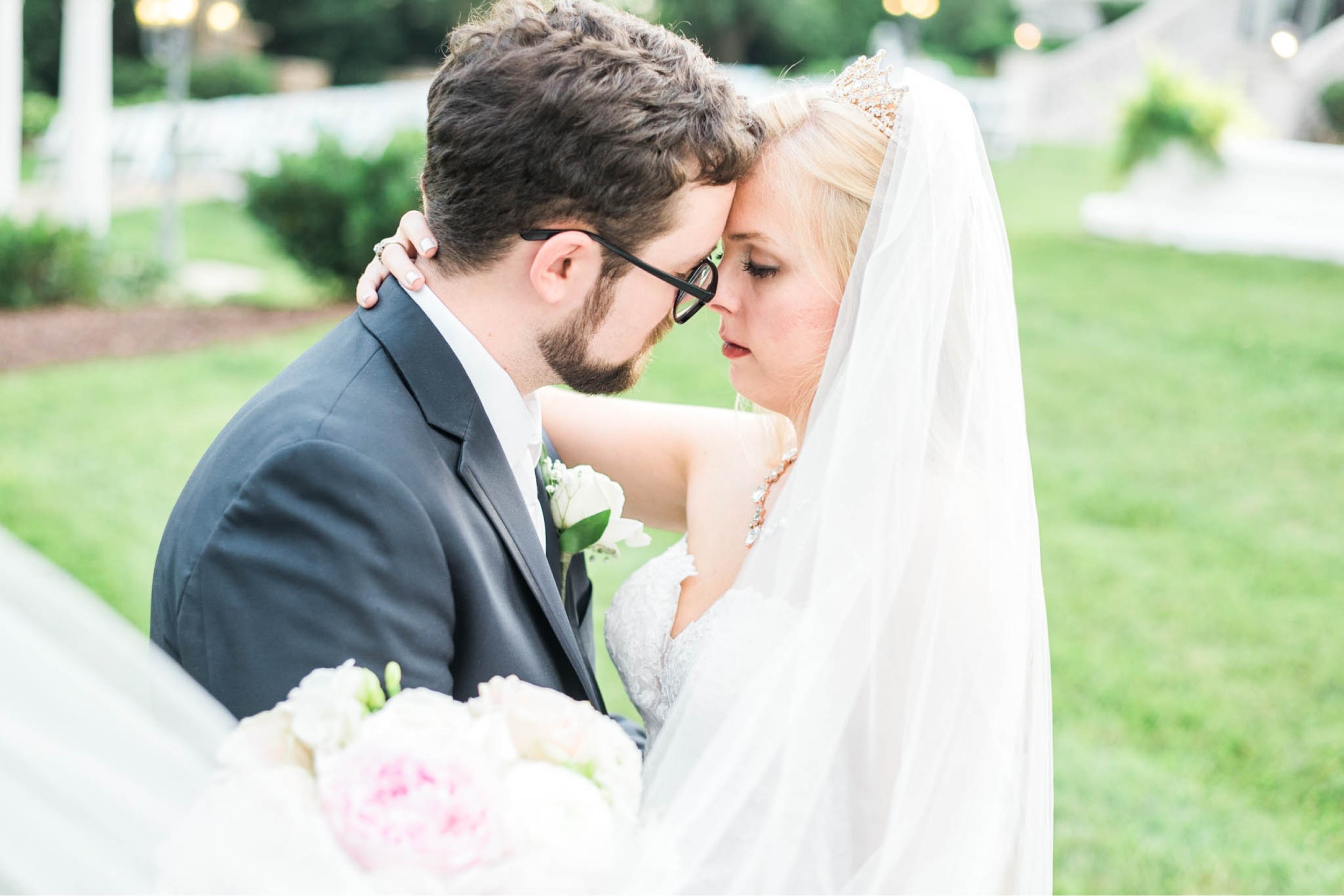 bedfordcolumns_entwinedevents_Lynchburgweddingphotographer_virginiaweddingphotographer_tarahlaunce 21.jpg