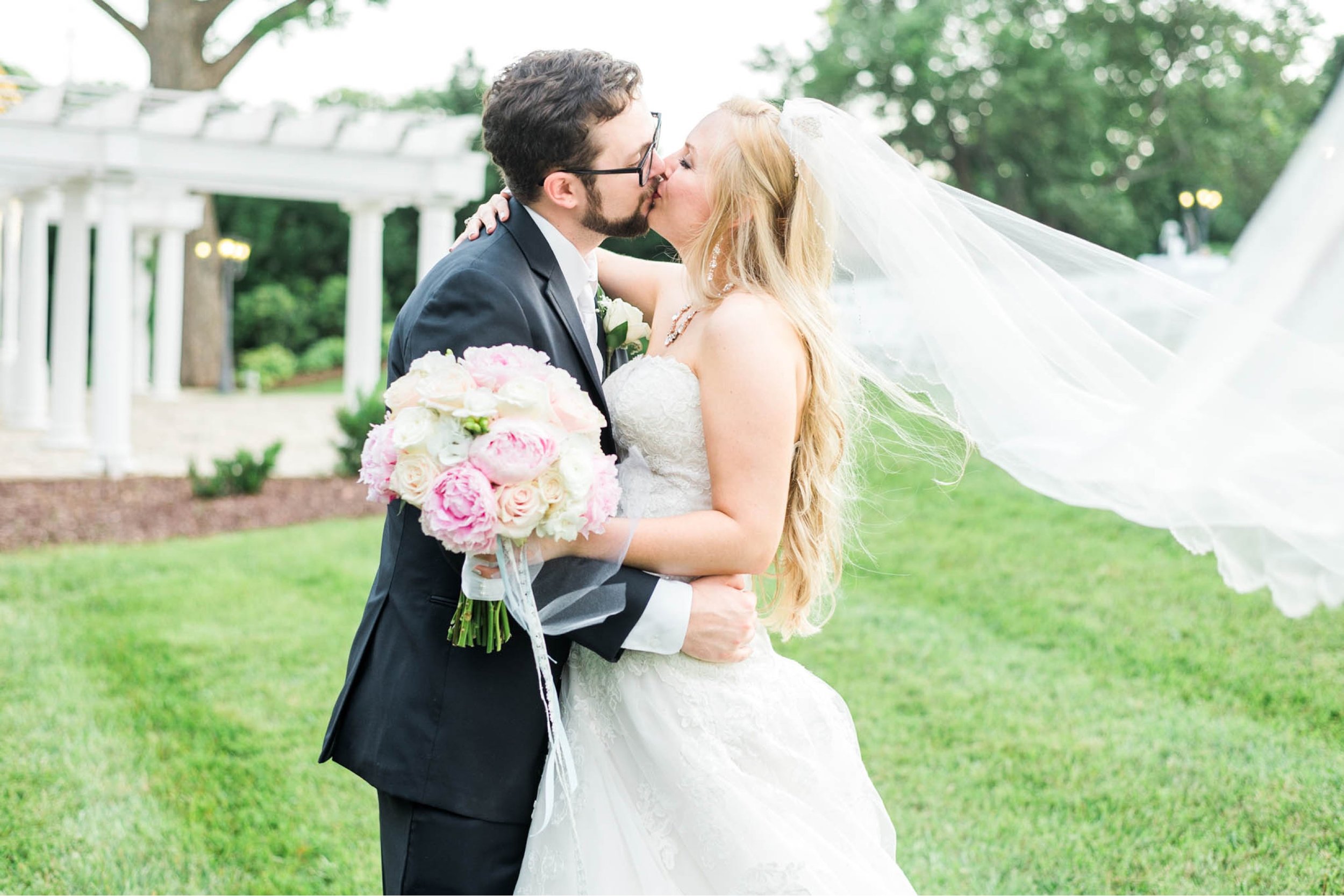 bedfordcolumns_entwinedevents_Lynchburgweddingphotographer_virginiaweddingphotographer_tarahlaunce 23.jpg