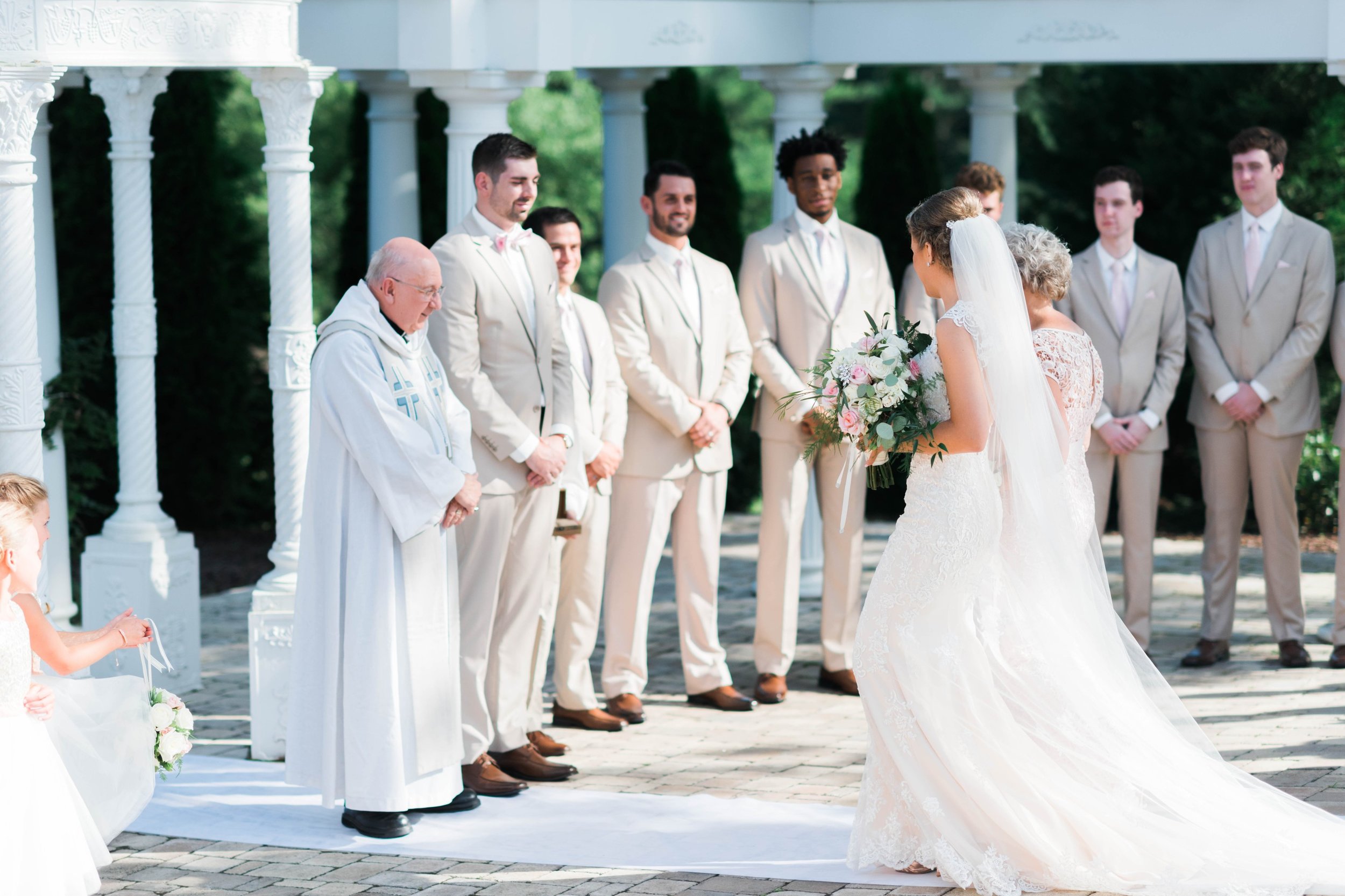 BedfordColumns_EntwinedEvents_Lynchburgwedding_VIrginiaweddingphotographer_ALlisonNIck 39.jpg