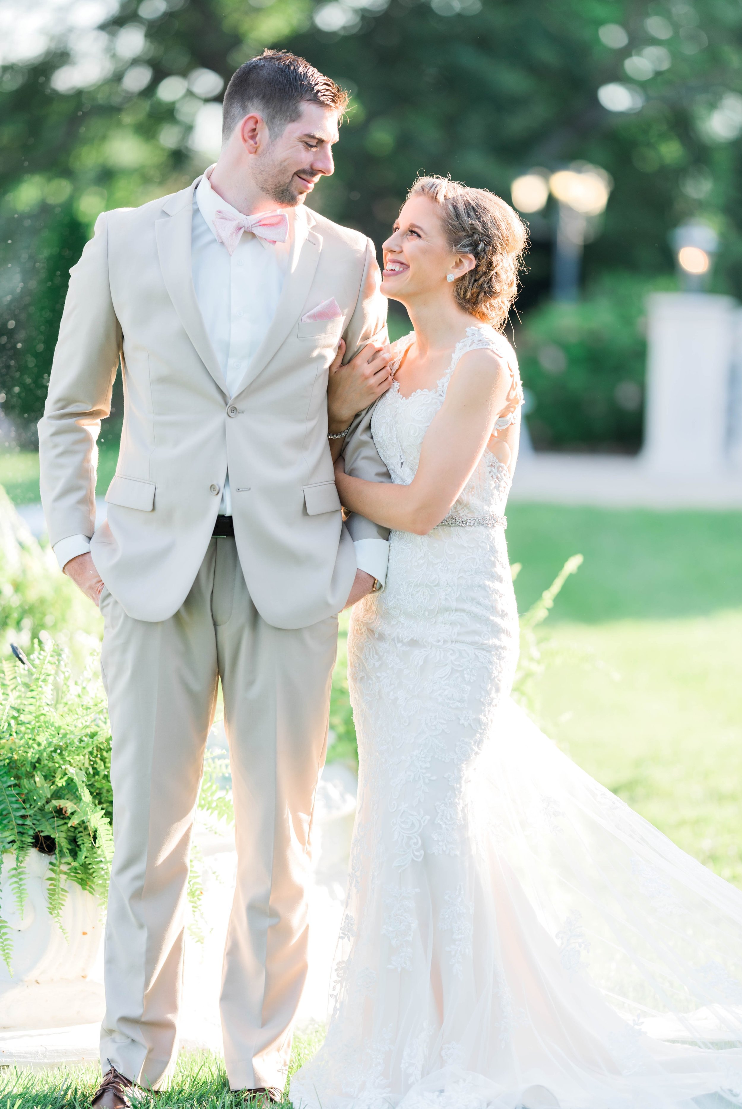 BedfordColumns_EntwinedEvents_Lynchburgwedding_VIrginiaweddingphotographer_ALlisonNIck 9.jpg