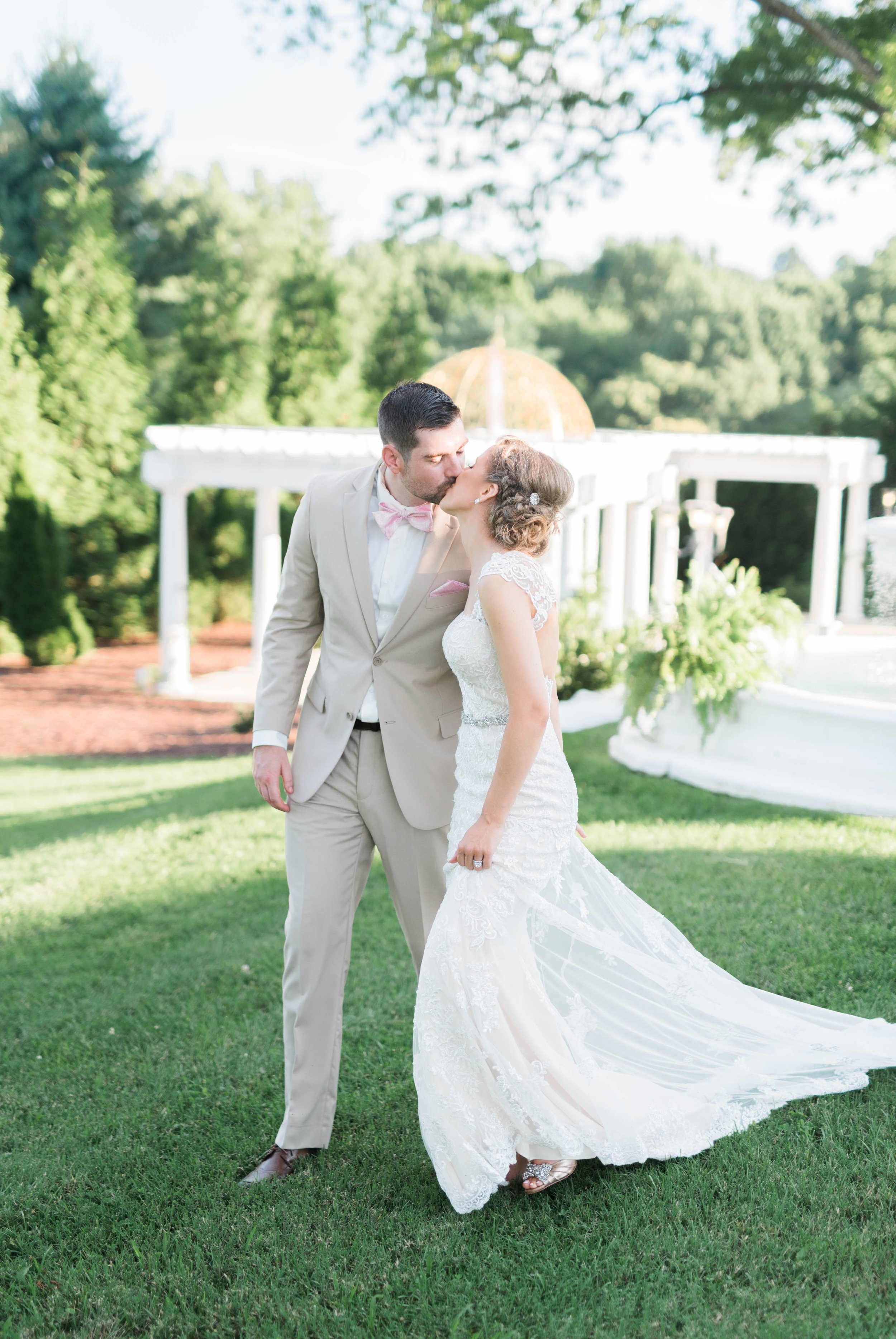 BedfordColumns_EntwinedEvents_Lynchburgwedding_VIrginiaweddingphotographer_ALlisonNIck 10.jpg