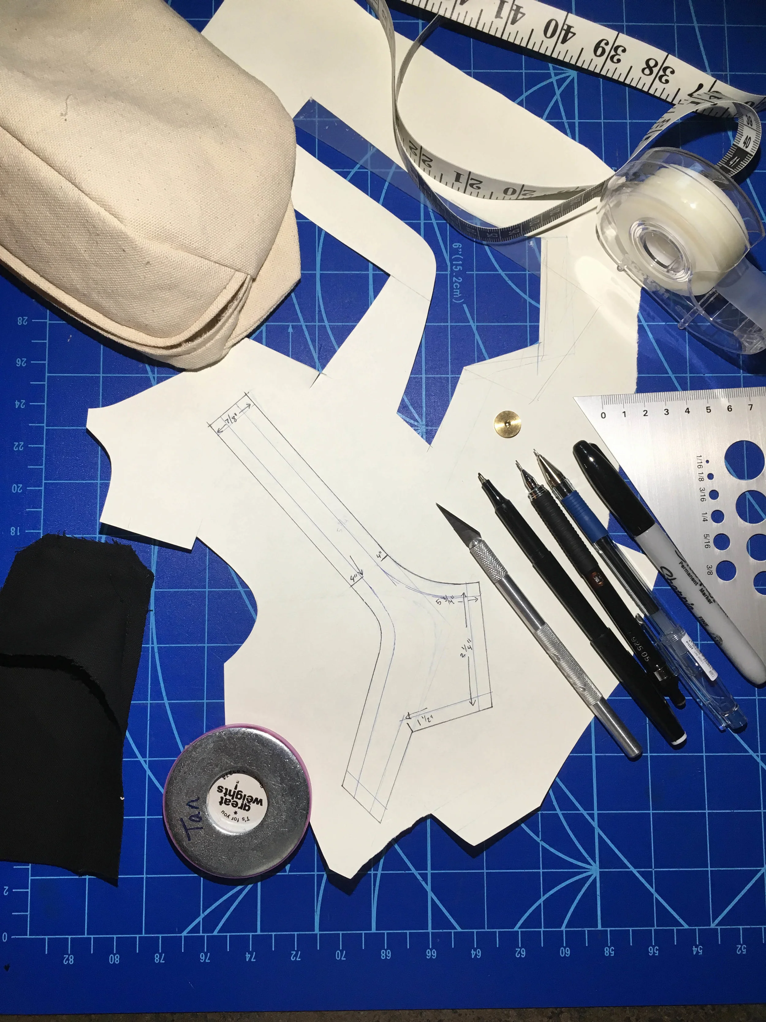 Contouring complex pattern pieces