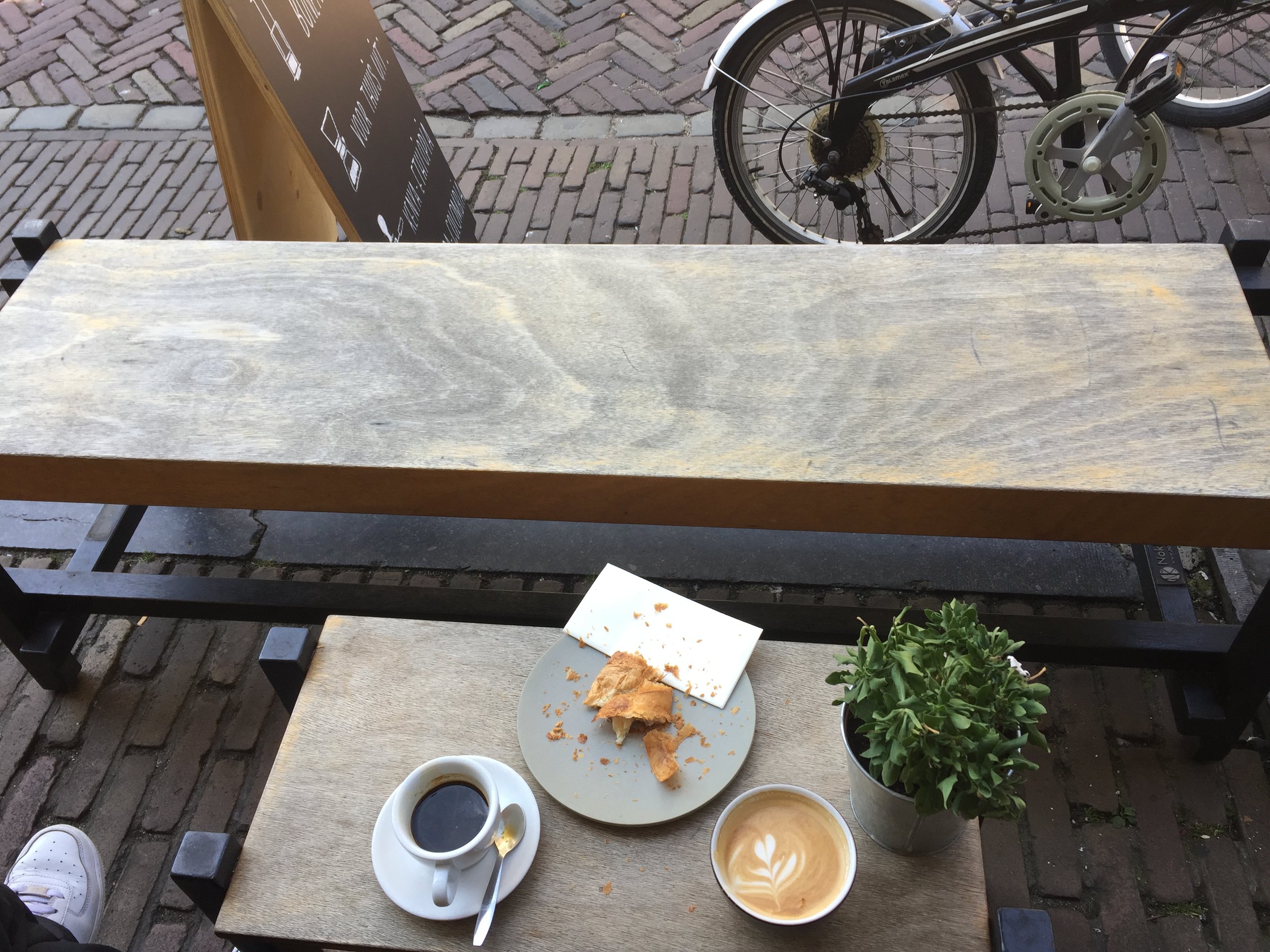 Pictures of your cafe, restaurant or brewery evokes what your customers love about you. 