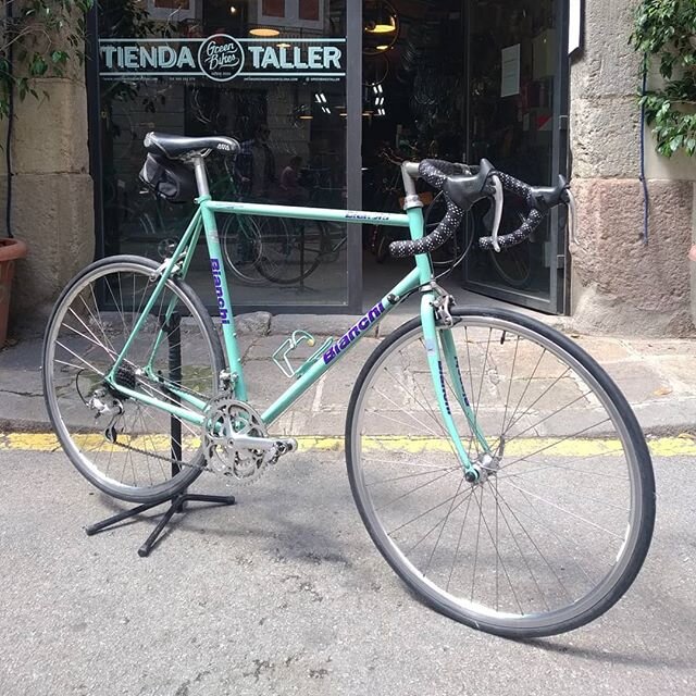 C&oacute;mo nos gustan las cl&aacute;sicas!!
A esta @bianchibicycles  le hemos hecho una revisi&oacute;n super:
- ajuste de cambios + cables y  fundas nuevas.
- ajuste de frenos + cables y fundas nuevas.
- centrado de ruedas.
- limpieza,ajuste y engr